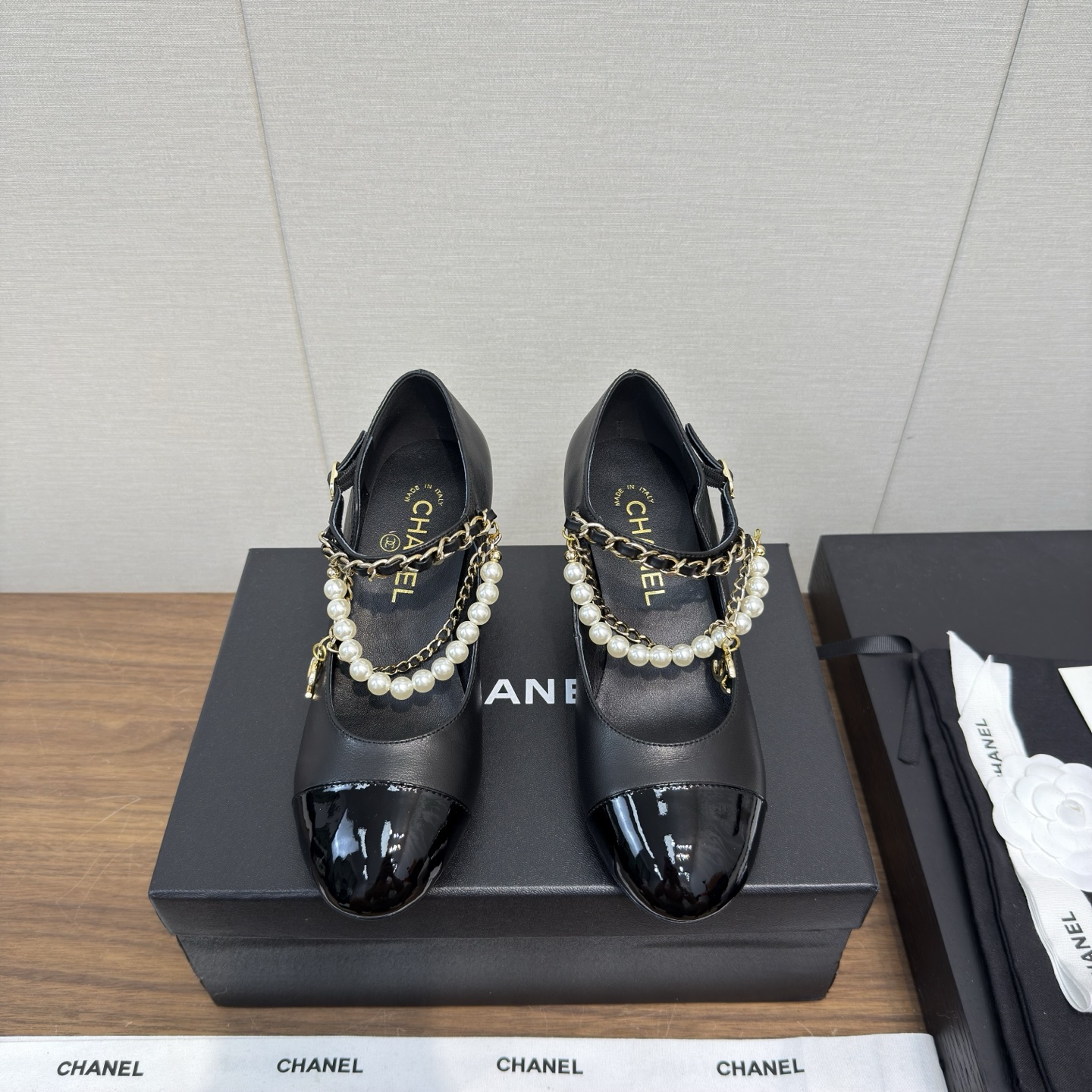 NO:462613,Chanel 25b new model Mary Jane, leg ring chain, high heel single shoe series - ballet slippers The counter is simply snatched up, and the photos are popular on major social platforms. This episode of the show is definitely too handsome, and it is definitely the hottest style of this season. The counter fairies are really too aware of the goods. They don’t stagnate and will not scratch their feet. The texture is very soft and comfortable. Classic logo electric embroidery, flower matching, super versatile Fabric: imported cowhide, sheepskin, special fabric material, inner lining: environmentally friendly imported sheepskin lining: leather outsole Heel height: thick heel 5.5cm Size 35-41 (customized for 40.41), Mary Jane, chanel, mary jane, cowhide, sheepskin, Leather soles19860909Chanel 25b 新款 玛丽珍 脚环链条 高跟单鞋系列——  芭蕾便鞋 专柜简直疯抢了,各大社交平台热门晒图,这期的走秀款绝对太帅了,绝对是这一季最热门的款式,专柜仙女们真的太识货了,不卡脚也不会磨脚,质感上脚是非常柔软舒服的.经典的logo电绣 花朵搭配,超级百搭 面料:进口牛皮羊皮 特制布材质 内里:环保进口羊皮内里 大底:真皮大底 跟高:粗跟 5.5cm 码数35-41（ 40.41定做）,玛丽珍,chanel,mary jane,cowhide,sheepskin,Leather soles,Women's Shoes