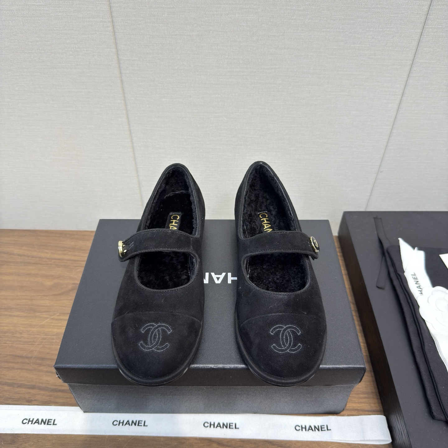 NO:462573,Chanel 25 b teddy bear mao loafer shoes, beanie shoes The most important thing to wear in autumn and winter is to keep warm and comfortable. Chanel's mao shoes are very soft, the shoe shape is slim and cute, the double C-buckle logo is small and q, it is suitable for driving in winter or in the office, and wear black socks in cold clothes, which looks very good with black pants 2② Choose a practical style for new ones, and you can buy it, with extremely high utilization rate. The calf mercerated reverse velvet upper, fur integrated inside!  size 35-39, 40.41 can be customized without refund, macadamia shoes, chanel, chanel, loafers, mary jane, socks19860909香奈儿25 b teddy bear 毛毛乐福鞋 豆豆鞋 秋冬穿搭最重要的就是保暖舒适,Chanel 这个 毛毛鞋很柔软,鞋型显瘦还可可爱爱,双c扣logo小小的很q,冬天开车或者在办公室穿都很合适的,再冷穿个黑袜子,配黑裤子很好看2②上新选实用款,买就没错了,利用率极高 小牛丝光反绒鞋面,皮毛一体内里！ size 35-39,40.41可订做不退,毛毛鞋玛丽珍,chanel,chanel,loafers,mary jane,socks,Women's Shoes