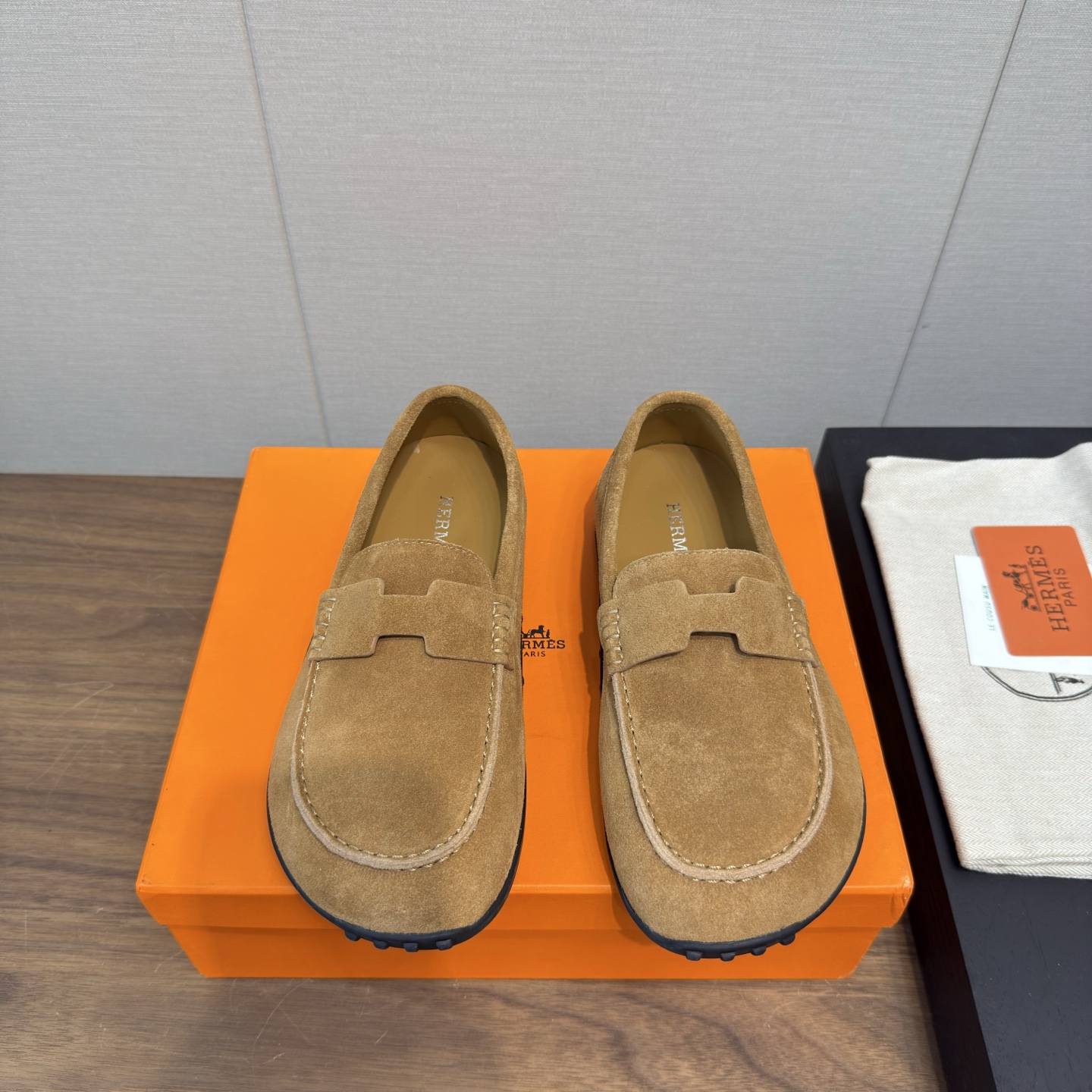 NO:462530,HERMES 25 models Hermes cute Muller semi-tow Birkenstock shoes High-version I really need versatile slippers in summer. They look good no matter how you match them, they are casual and high-end. The comfort is also great. It is paired with various colored socks, which is very fashionable. Imported beef reverse fleece fabric sheepskin inner Tpu non-slip wear-resistant soles Size35-41, men 39-45 41.45 non-return and exchange, loafers, hermes, hermes, loafers, slippers, sheepskin, socks19860909HERMES 25款 爱马仕呆萌 穆勒半拖勃肯鞋 高版本 夏天真的太需要百搭拖鞋了,怎么搭配都好看,随意且高级的感觉 舒适度也很棒,搭配各种彩色袜子,潮爆了 进口牛反绒面料 羊皮内里 Tpu防滑耐磨大底 Size35-41,男39-45 41.45不退换,乐福鞋,hermes,hermes,loafers,slippers,sheepskin,socks,Women's Shoes