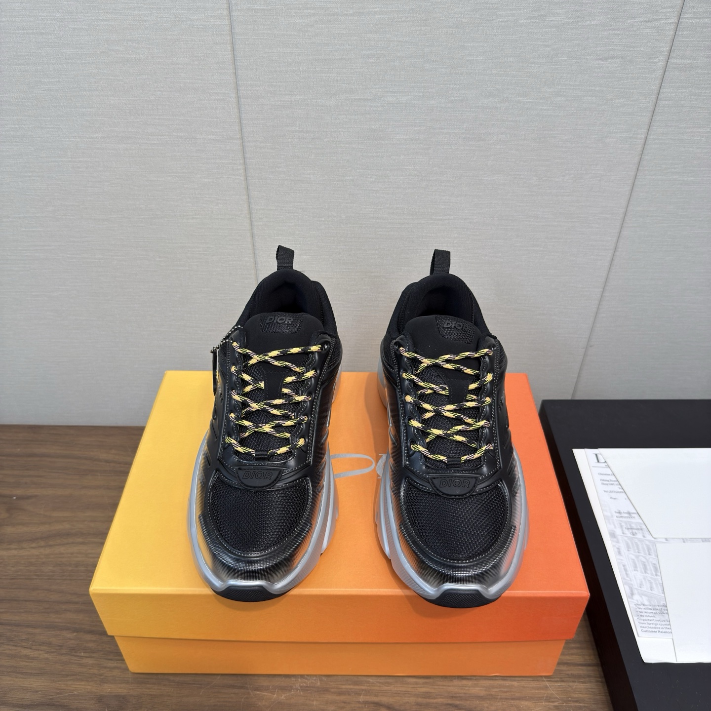 NO:462566,Top version of couples Dior Lewis Hamilton x Dior B44 Blade series Limited model Gradient color Sports shoes Thick sole Casual shoes Original purchase and development Made this B44 Blade sneakers are from the DIOR AND LEWIS HAMILTON limited series, with a full silhouette design, eye-catching and fashionable, inspired by the age. They are carefully crafted with gradient black and silver tones mesh fabrics, paired with the same tone technology fabric, and the sole is decorated with contrasting Blade inserts to pay tribute to running. The DIOR AND LEWIS HAMILTON logo hanging down from the eyelets, with Dior on the upper, heel and sides  Logo embellishment. It looks more refined with three-color shoelaces. The backside internal padded support design highlights the sporty aesthetic style, which can add a modern style to various casual styles. The delivery counter is exquisitely packaged. The original imported top layer cowhide inner layer is imported breathable net. The sole is original open mold-proof rubber material. The bottom thickness is 5.5CM. Size: 35-45. Casual shoes/sports shoes, dior, dior, sneakers, cowhide19860909顶级版本情侣款 迪奥 Lewis Hamilton x Dior B44 Blade系列 限定款 渐变色 运动鞋 厚底 休闲鞋 原版购入开发 做货 这款 B44 Blade 运动鞋来自 DIOR AND LEWIS HAMILTON 限定系列,采用充盈的廓形设计,醒目时尚,灵感源自 年代.采用渐变黑色和银色调网眼织物精心制作,搭配同色调科技面料拼接,鞋底饰以对比鲜明的 Blade 镶片,向跑步运动致敬.DIOR AND LEWIS HAMILTON 标志吊饰从孔眼垂悬而下,鞋面、鞋跟和侧面均以 Dior 标志点缀.搭配三色鞋带更显精致,后侧内部加垫支撑设计彰显运动审美风格,可为各式休闲造型增添现代风范 配送专柜精美包装 面料原版进口头层牛皮 内里原版进口透气网里 鞋底原版开模防滑橡胶材质 底厚5.5CM Size:35-45,休闲鞋/运动鞋,dior,dior,sneakers,cowhide,Women's Shoes