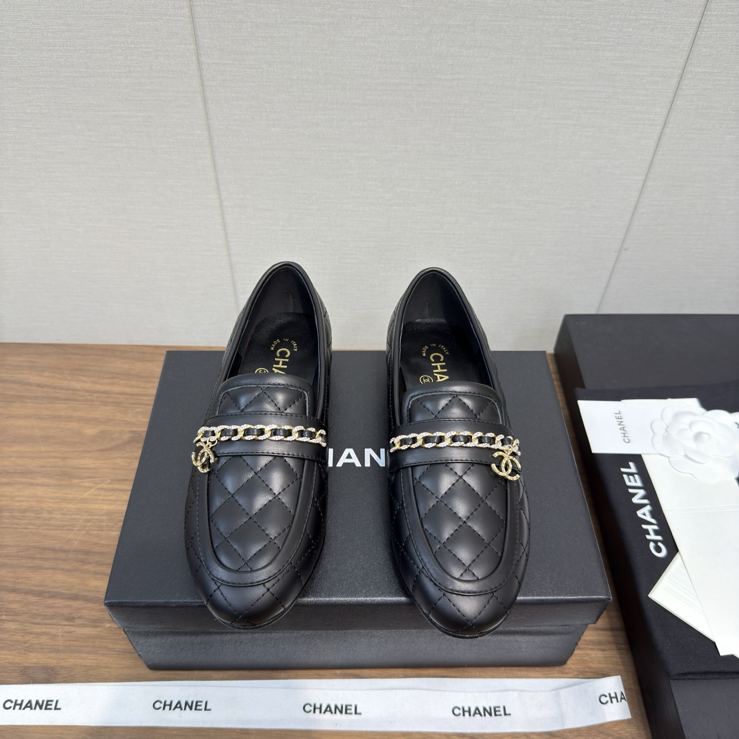 NO:462540,a 25a new loafers, flat heel shoes, small leather shoes, top version, loafers, Xiaohongshu hot-selling style, super easy to wear series, Baotou loafers, This new small leather shoes are so beautiful, regardless of design and material experience, I feel that it is worth the money!  Very suitable for buying a pair of chanel leather shoes!  Original developed outsole, imported sheepskin inside and outside, coded high version, heel height 2.5cm, original dyed genuine leather sole, digital 35-41 (ordered 40-41), loafers, chanel, loafers, sheepskin19860909a 25a 新款乐福鞋 平跟便鞋 小皮鞋 顶级版 乐福鞋 小红书热推款 超好穿系列 包头乐福鞋 这新款小皮鞋巨美,无论设计和材质体验,都觉得物超所值！非常适合入手一双chanel 小皮鞋！ 原版开发大底 里外进口羊皮 编码高版本 跟高2.5cm ,原版透染真皮底 数码35-41（40-41订）,乐福鞋,chanel,loafers,sheepskin,Women's Shoes
