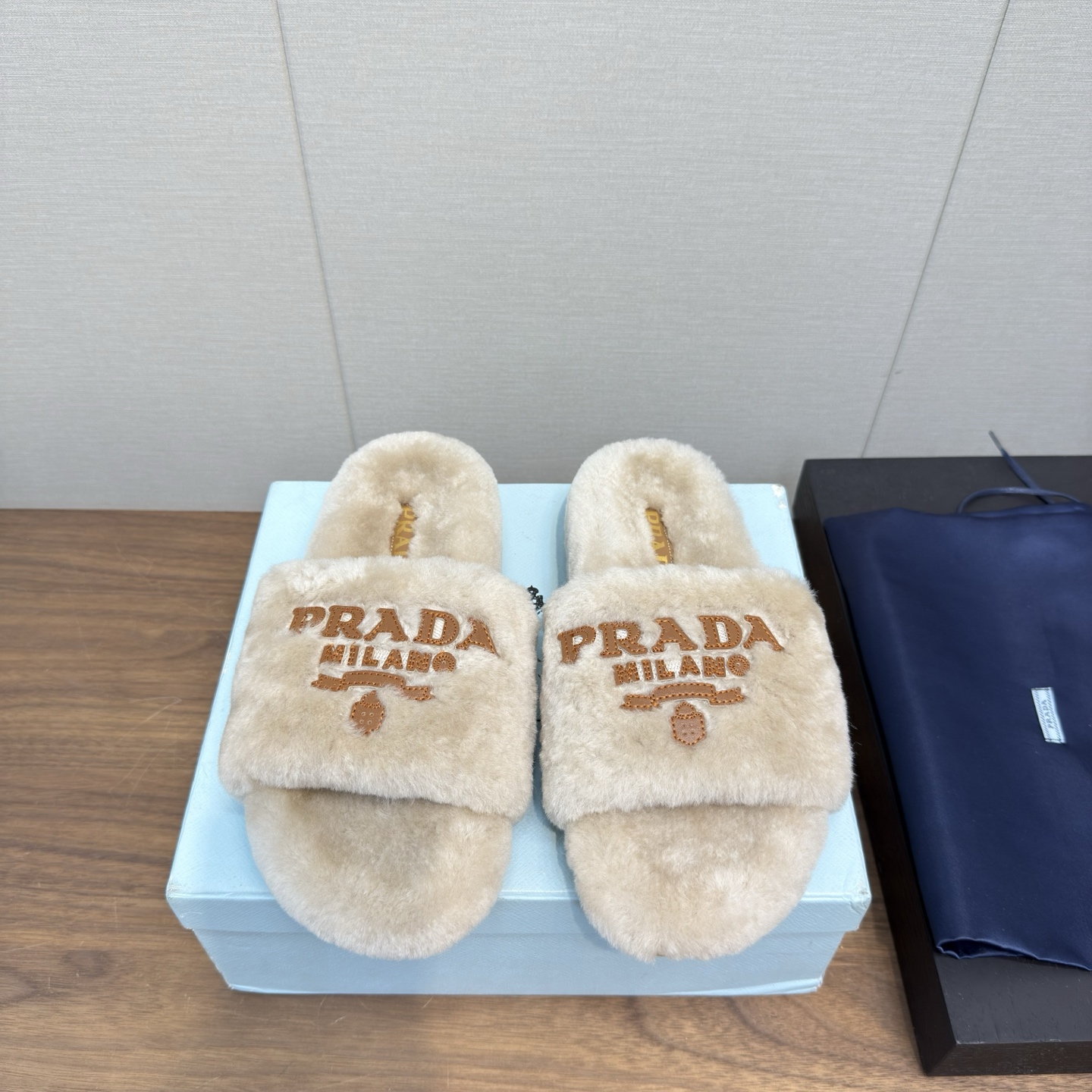 NO:462515,PRADA Autumn and Winter Warm Fur Shoes, Thick Sole Models, a must-have fur series every year, a classic home leisure work, the latest official fluff embroidered PRADA logo creative slippers and lamb wool triangle iron marking sandals. Four seasons home leisure styles! One to one replica, home fur drag is made of official and consistent fur, electric embroidered triangle logo, and the trademark shaped sole of the brand brand mold. The entire upper and the midsole of the foot are made of full fur. The upper is absolutely soft and comfortable, giving people an extremely relaxed feeling. Every detail is unparalleled. The lamb fur masquering casual sandals use real lamb fur, which is not the artificial wool on the market. The official authenticity of the foot is on the front and back. The front and rear masquering can be adjusted according to the different feet. The classic triangle iron buckle logo makes the level more advanced, and the same as the previous model is the same as the trademark shaped sole of the brand mold. Neli silk screen original code, official model, and Italian-made English font The two casual fur shoes for traveling at home have their own advantages and strengths, allowing lazy people to choose more diverse choices. They are also the first choice for celebrity and internet celebrity superstars from all walks of life. They can still control them whether they are spring, summer, autumn and winter! Major Internet celebrities gathered a magical tool for planting grass, the same shoe style! Fashionable and versatile nice items, Italian counter purchasing original shoes, 1 to 1 replica of the original flavor. This year's theme is not defined through simple and simplicity, from thick-soled sneakers to serrated short boots to cat heels and high heels, all with a must-have momentum... Combining gentleness and handsomeness, fur slippers and sandals are also the finishing touch. Size 35-39 (40 41 customized), fur slippers, prada, prada, sandals, boots, high heels, sneakers, slippers19860909PRADA 普拉达 秋冬保暖毛毛鞋 厚底款 每年必出的毛毛系列,经典居家休闲之作,官方最新款绒毛刺绣PRADA标识Logo创意拖鞋和羊羔毛三角铁标摩术贴凉鞋.四季居家休闲款式！ 一比一复刻,居家毛毛拖采用官方一致的绒毛制作,电绣三角型Logo标识,大底品牌模具商标成形底,整个鞋面与垫脚中底为一体,均为全绒毛制作,上脚绝对是柔软舒适,给人无比轻松的感觉,各细节所到之处无可伦比. 羊羔毛的摩术贴休闲凉鞋,采用真羊羔毛,非市面上的人造毛,按足官方正品,前后摩术贴,可根据脚部各异去调节,经典的三角铁扣标识,让层次上更上档次,同上款一致的大底品牌模具商标成形底. 内裡丝印原版码数、官方型号、意大利制造英文字体 两款居家出行的休闲毛毛鞋,各有千秋,各有所长,让懒人们更多样化选择,也是各路名人名媛网红巨星的首选度假精品,不管是春夏秋冬,照样能驾驭！ 各大网红巨星集结种草神器,同款鞋系！ 时髦百搭nice单品,意大利专柜代购原版鞋开发,1比1照足原味复刻.今年的主题就是不被定义 通过简单简洁体现质感从厚底运动鞋到锯齿短靴再到的猫跟鞋及高跟鞋处处都流露着必爆气势…集温柔和帅气为一身,毛毛拖鞋凉鞋也是点睛之笔. 码数35-39（40 41订做）,毛毛鞋拖鞋,prada,prada,sandals,boots,high heels,sneakers,slippers,Women's Shoes