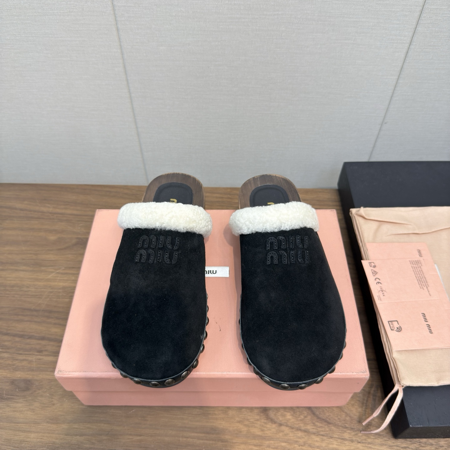 NO:462506,MiuMiu 25ss autumn and winter catwalks, fur slippers, toe-brushing, this timeless reverse velvet shoe is decorated with coins and embossed Miu logo, showing a unique classic style. The toe cover is decorated with leather straps and logo carved metal coins. It is very comfortable and stable on the feet. It is salty and sweet when paired. ZP developed hardware and customized colors. Upper wool. Imported wool inside. Sole ZP open mold pu foam sole. Size#35-41 (34, 40, 41. Custom made, no return or exchange), loafers, fur shoes, miumiu, loafers, slippers19860909MiuMiu 25ss 秋冬走秀款 毛毛拖鞋 包头拖 这款永不过时的反绒皮 鞋饰有硬币与压花Miu徽标,彰显别具一格的经典格调 鞋头盖点缀皮革饰带与徽标雕花金属硬币 上脚非常舒服超级稳·搭配还是可咸可甜 ZP开发五金、订制颜色 鞋面羊毛 内里进口羊毛 鞋底ZP开模pu发泡底 Size#35-41（34、40、41 订做不退换）,乐福鞋毛毛鞋,miumiu,loafers,slippers,Women's Shoes