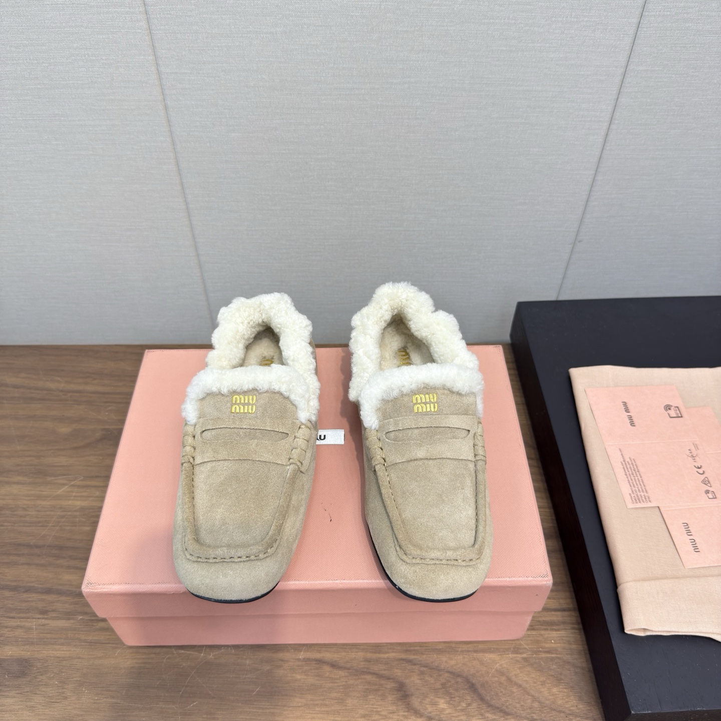 NO:462575,MiuMiu 25ss autumn and winter catwalk fur slippers ballet shoes This timeless reverse velvet shoe is decorated with coins and embossed Miu logo, showing a unique classic style. The toe cover is decorated with leather straps and logo carved metal coins. It is very comfortable and stable on the feet. It is salty and sweet when paired. ZP developed hardware and customized colors. Upper wool imported wool inside. Sole ZP open mold rubber sole. Size#35-41 (34, 40, 41. Custom made, non-return and exchange), loafers fur shoes, miumiu, loafers, slippers19860909MiuMiu 25ss 秋冬走秀款 毛毛拖鞋 芭蕾毛鞋 这款永不过时的反绒皮 鞋饰有硬币与压花Miu徽标,彰显别具一格的经典格调 鞋头盖点缀皮革饰带与徽标雕花金属硬币 上脚非常舒服超级稳·搭配还是可咸可甜 ZP开发五金、订制颜色 鞋面羊毛 内里进口羊毛 鞋底ZP开模橡胶底 Size#35-41（34、40、41 订做不退换）,乐福鞋毛毛鞋,miumiu,loafers,slippers,Women's Shoes