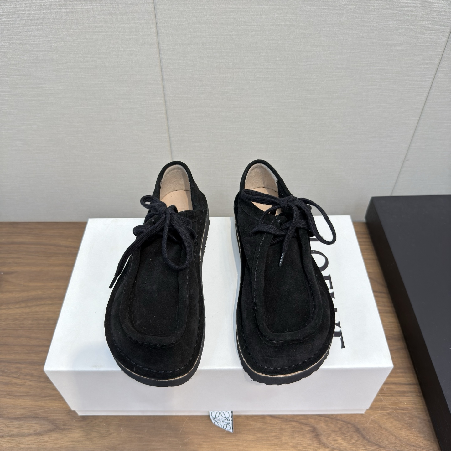 NO:462568,LOEW* Loewe 25 autumn and winter new loafers new product strength is coming, round toe and round toe is cute, wear one shoe and two shoes, heel can be stepped on as British drag, super easy to match, soft and glutinous feet, super invincible and comfortable, making you miss it, the color is also very pleasing and beautiful, the instant the foot is full of temperament, it is simply invincible and stylish, fabric is velvet, inner lining: cowhide, foamed sole, Size women's size 35-40 (40 custom-made, no return or exchange), loewe, loewe, loewe, loafers, cowhide19860909LOEW* 罗意威 25秋冬新款乐福鞋 新品 实力来袭 圆头圆脑的鞋头可可爱爱 一鞋两穿 后跟可踩下当英伦拖 超好搭配 上脚软软糯糯 超级无敌舒适 让你念念不忘 颜色也很耐看漂亮,上脚瞬间气质十足气场,简直无敌帅气有型 面料牛反绒 内里:牛皮 大底发泡大底 Size女码35-40（40定制不退换）,乐福鞋,loewe,loewe,loafers,cowhide,Women's Shoes