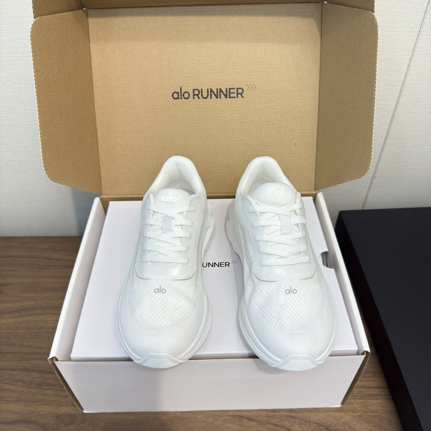 NO:462560,[Top version] (with aircraft box) Purchase level!  Couple model Alo Runner series Casual sports shoes Jogging shoes Original purchase and development Making goods Alo Runner is designed for stability and support of streets, off-roads, runways or sands, equipped with stable heel clips, reinforced heel cushioning, and double-density midsoles, taking into account comfort and sensitivity. Breathable double-layer mesh upper optimizes air circulation and is made of 70 recycled materials to reduce the impact on the earth. Delivery counter exquisite packaging (with aircraft box) Original fabric custom made of various materials splicing Customized inner lining The original sole is ultra-light foaming material with large sole opening and ultra-light foaming material Sole thickness 4CM Size pink 35-40 / Other colors 35-45 (45 custom made without return or exchange), casual shoes/sneakers, sneakers19860909【顶级版本】（配飞机盒） 代购级！情侣款 Alo Runner 系列 休闲 运动鞋 慢跑鞋 原版购入开发 做货 Alo Runner 专 街道、越野、跑道或沙地的稳定性与支撑力而设计,配备稳定后跟夹片、加固后跟缓冲,以及双密度中底,兼顾舒适性与灵敏度.透气的双层网面鞋面优化空气流通,并采用70再生材料制成,减少对地球的影响 配送专柜精美包装（配飞机盒） 面料原版定制多种材质拼接 内里定制透气内里 大底原版开模超轻发泡材质 底厚4CM Size粉色35-40 / 其他色35-45（45定做不退换）,休闲鞋/运动鞋,sneakers,Women's Shoes