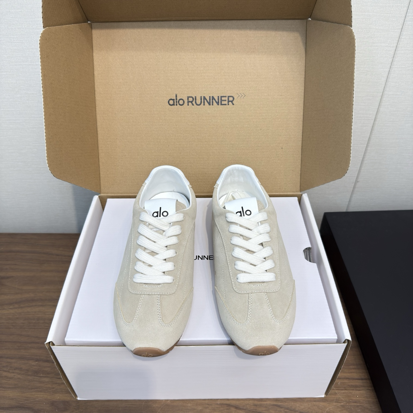 NO:462552,alo2025 spring and summer thick sole comfortable couple style casual German training shoes couple style matching airplane box alo understands girls better than Nike!  Super versatile!  And super comfortable!  It's a thick bottom but it's not heavy at all on the feet!  Very lightweight!  It looks better when putting on socks!  The upper foot is taller and thinner. The original fabric is Niujing inner sheepskin. The original molded rubber sole. Size. Men and women. 35-45 (45 customized, no return or replacement). Casual shoes/sports shoes, sneakers, sheepskin19860909alo2025春夏厚底舒适 情侣款 休闲 德训鞋 情侣款 配 飞机盒 alo比耐克更懂女生！上脚超级百搭！而且超级舒适！是厚底款但是上脚一点都不沉重！ 非常轻便！套上袜套搭配更好看！上脚增高显腿细 面料原版牛京 内里羊皮 大底原版开模橡胶大底 Size男女35-45(45定制不退不换),休闲鞋/运动鞋,sneakers,sheepskin,Women's Shoes