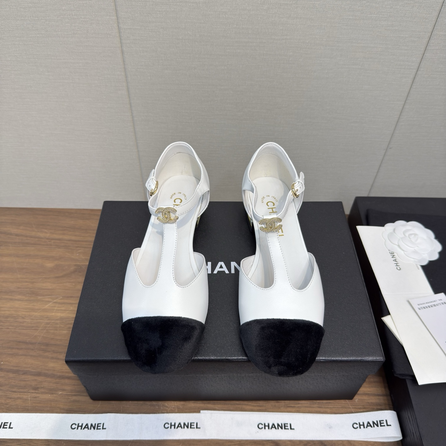 NO:462527,Chanel 25a new camellia Mary Jane hollow single shoe series - flat ballet slippers The counter is simply snatched up, and the photos are popular on major social platforms. This episode of the show is definitely too handsome, and it is definitely the hottest style of this season. The counter fairies are really too aware of the goods. They don’t stick to their feet and will not scratch their feet. The texture is very soft and comfortable. Classic logo electric embroidery, flower matching, super versatile Fabric: imported cowhide sheepskin Special fabric material Inner: environmentally friendly imported sheepskin inner sole: genuine leather outsole Heel height: flat sole 2.5cm Size 35-41 (40.41 custom made), Mary Jane, chanel, mary jane, cowhide, sheepskin, Leather soles19860909Chanel 25a 新款 山茶花 玛丽珍 中空单鞋系列——  平底芭蕾便鞋 专柜简直疯抢了,各大社交平台热门晒图,这期的走秀款绝对太帅了,绝对是这一季最热门的款式,专柜仙女们真的太识货了,不卡脚也不会磨脚,质感上脚是非常柔软舒服的.经典的logo电绣 花朵搭配,超级百搭 面料:进口牛皮羊皮 特制布材质 内里:环保进口羊皮内里 大底:真皮大底 跟高:平底2.5cm 码数35-41（ 40.41定做）,玛丽珍,chanel,mary jane,cowhide,sheepskin,Leather soles,Women's Shoes