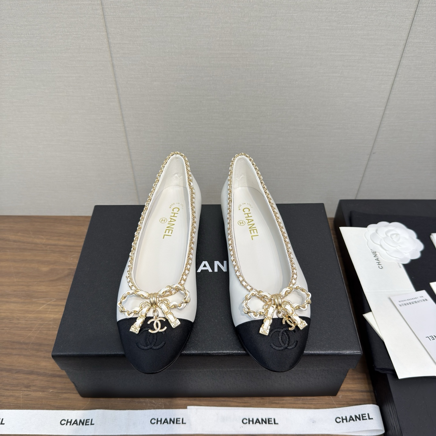 NO:462518,Chanel 25a new style bow chain mary zhen single shoe series - flat ballet slippers high version The counter is simply snatched up, and major social platforms have posted pictures. This episode of the show is definitely too handsome, and it is definitely the hottest style of this season. The counter fairies are really too aware of the goods. They don’t stagnate and will not scratch their feet. The texture is very soft and comfortable. Classic logo electric embroidery, flower matching, super versatile Fabric: imported cowhide sheepskin/beef patent leather Special fabric material Inner: environmentally friendly imported sheepskin inner lining: genuine leather outsole Heel height: flat 2.5cm Size 35-41 (40.41 custom made), ballet shoes, chanel, mary jane, cowhide, sheepskin, Leather soles19860909Chanel 25a 新款 蝴蝶结 链条款玛丽珍 单鞋系列——  平底芭蕾便鞋 高版本 专柜简直疯抢了,各大社交平台热门晒图,这期的走秀款绝对太帅了,绝对是这一季最热门的款式,专柜仙女们真的太识货了,不卡脚也不会磨脚,质感上脚是非常柔软舒服的.经典的logo电绣 花朵搭配,超级百搭 面料:进口牛皮羊皮 /牛漆皮 特制布材质 内里:环保进口羊皮内里 大底:真皮大底 跟高:平底2.5cm 码数35-41（ 40.41定做）,芭蕾舞鞋,chanel,mary jane,cowhide,sheepskin,Leather soles,Women's Shoes