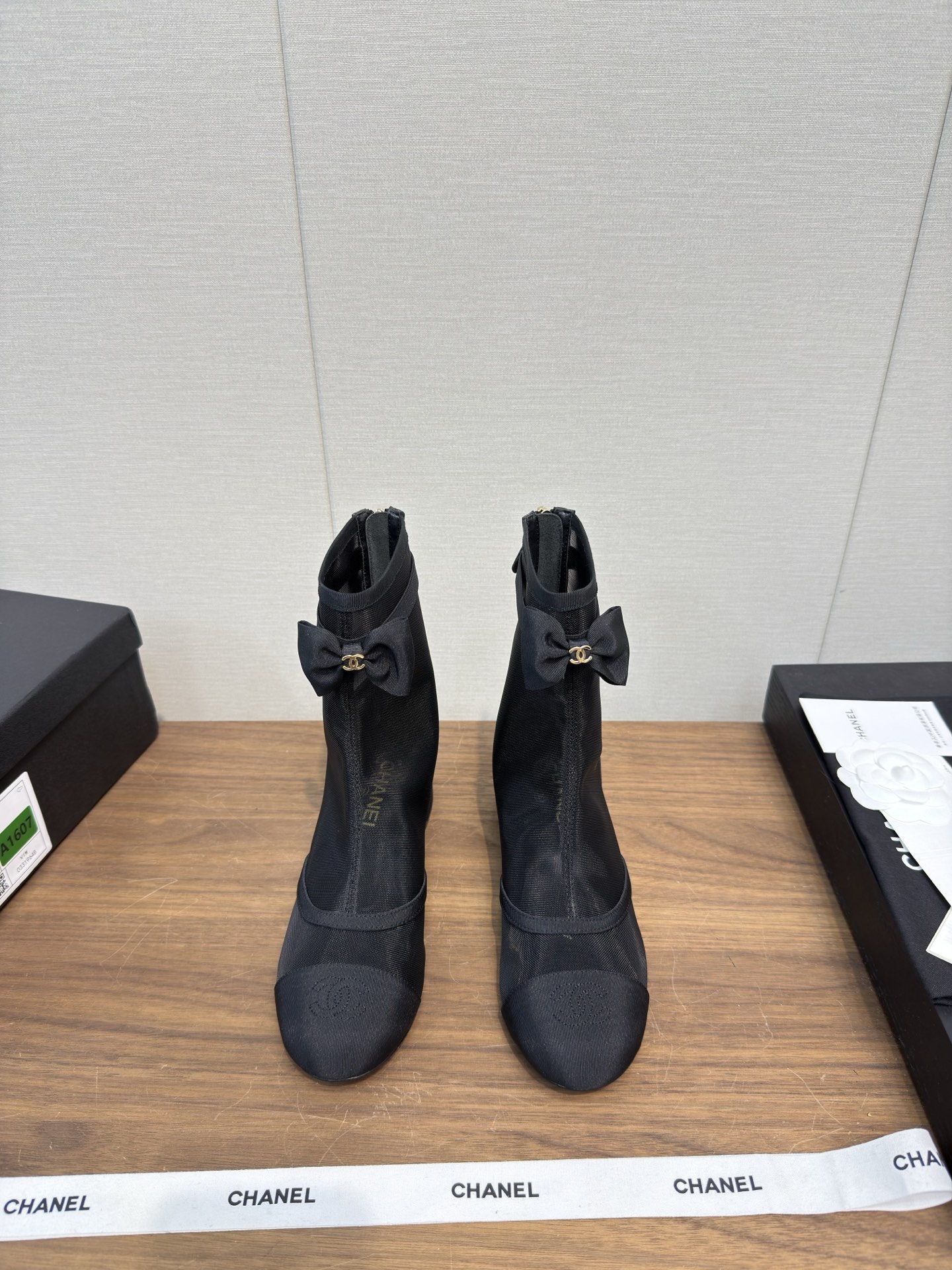 NO:462510,Chanel 25b Early autumn new style mesh bow short boots special anti-collapse mesh series This thick sole has a very high outbound rate in European and American street photography, and the ins is also popular. The overall smoothness of the line remains the same as the original version. It is really charming. I believe that women with taste will like it. The CHANE*L series will never disappoint. The goddess' weapon. This pair of 2025 new spring and autumn heel high heel genuine leather women's thick sole Chelsea short boots are simply growing on my aesthetic point!  It is made of high-quality genuine leather material, full of texture and super comfortable to touch. The thick sole design not only increases height and makes you look slim, but also makes you walk steadily. The simple Chelsea boot style is versatile and fashionable. Whether it is matched with jeans or small skirts, you can easily create different styles. Wear it in spring and autumn, and it looks good, and it is a magical artifact that coexists fashion and practicality. Imported mesh on the upper, sheepskin, inner sheepskin, outsole, Italian leather outsole, heel height: 5.5 Size35-41 (40.41 custom-made, non-return and exchange), boots, chanel, boots, skirts, jeans, cowhide, sheepskin, Leather soles19860909Chanel 25b 早秋 新款 网纱蝴蝶结 短靴 特制防塌网纱 系列 这款厚底在欧美街拍中出境率超高,ins也是火了一把,整体线条流畅性保持跟原版一致,真的太有魅力了,我相信有品味的女人会看上它,CHANE*L系列一向不会令人失望,女神的利器 这双2025新款春秋跟高跟真皮女士厚底切尔西短靴,简直长在我的审美点上！采用优质真皮材质,质感满满,摸起来超舒服.厚底设计不仅增高显瘦,走起路来还稳稳当当.简约的切尔西靴款式,百搭又时尚,不管是搭配牛仔裤还是小裙子,都能轻松打造出不同的风格.春秋季节穿它出门,既又好看,简直是时尚与实用并存的神器 鞋面进口网纱 羊皮牛皮 内里羊皮 大底意大利真皮大底 跟高:5.5 Size35-41（40.41定制不退换）,靴子,chanel,boots,skirts,jeans,cowhide,sheepskin,Leather soles,Women's Shoes