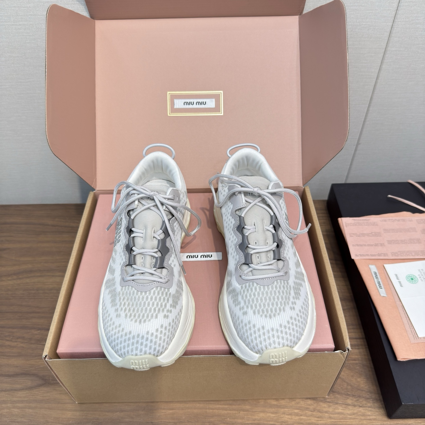 NO:462544,MiuMiu's thick-soled new sneakers After leading the aesthetics of slim 'thin-soled shoes', Miu Miu quietly turned to put on a thick-soled sneaker called Technical fabric sneakers. This new work is not a joint ONE ONE model, but from the exaggerated outline to the details of raw glue, it is indeed easy to remind people of the latter's classic design. Miu Miu's shoe products have created hot topics with light and floor-like shoe shapes, from paying tribute to Samba and Mexico 66 to cooperating with New Balance to launch thin-soled sneakers, which has attracted many brands to follow suit. Now, thin-soled shoes have become the mainstream.  Again 'reverse operation' and launching shoe products with a heavy feel seems to show their leadership over the trend of sneakers. In the current fashion context, there is often no accurate definition of whether to imitate or pay tribute. And whether it can reverse the trend through these thick-soled sneakers and create new topics is also curious. Size 35-40.41 customized, casual shoes/sports shoes, miumiu, sneakers19860909MiuMiu 缪缪厚底 新款运动鞋  在引领纤细的「薄底鞋」美学多年后,Miu Miu 悄然转向,上架了一款名为 Technical fabric sneakers 的厚底运动鞋.这款新作并非 ONE ONE 联名款,但从夸张的轮廓到生胶大底细节处理,确实容易让人联想到后者的经典设计. Miu Miu 的鞋履产品曾以轻盈、贴地的鞋型多次制造火热话题,从致敬 Samba、Mexico 66,到与 New Balance 合作推出薄底运动鞋,引发众多品牌效仿.而如今薄底鞋已成主流时 Miu Miu 再次「反向操作」,推出具有厚重感的鞋履产品,似乎在展现其对球鞋趋势的领导力.在当前的时尚语境中,是模仿还是致敬往往没有准确的定义.而 是否能通过这双厚底球鞋逆转流行方向,制造新的话题,也令人好奇. size 35-40.41订做,休闲鞋/运动鞋,miumiu,sneakers,Women's Shoes