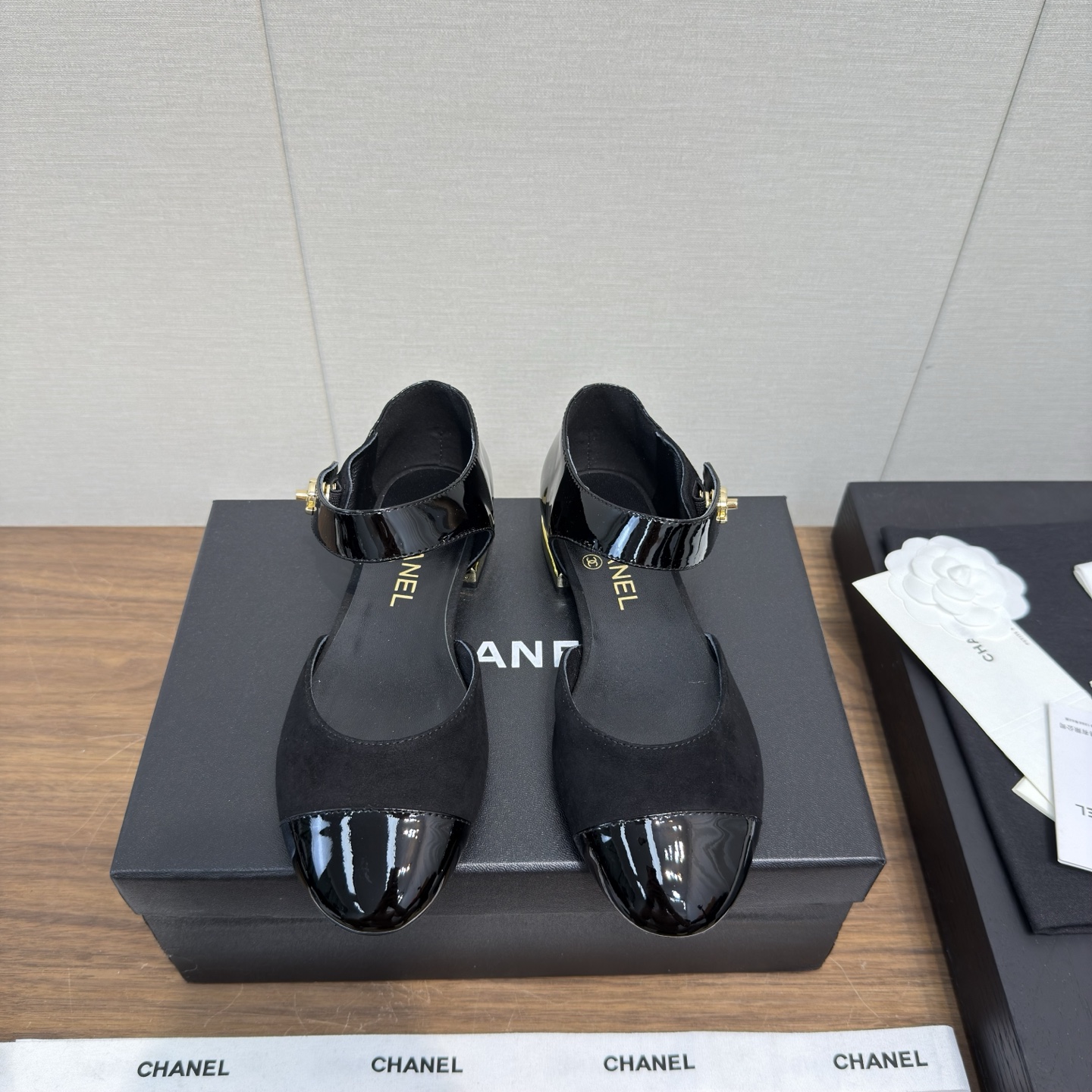 NO:477435,Chanel 25a new Marie Jane hollow single shoes cute Marie Jane, the counter in the entire network is so popular, the retro and modern girlish atmosphere is completely get the princess dream in the hearts of girls, she looks so thin on her feet, I love you so much!  Love so much!  The double C school bag buckle with super high recognition on the side. The upper is made of imported sheepskin tweed. Original custom school bag metal buckle. The inner imported lambskin. Italian imported leather outsole. Size: 35-40 (40, 41 customized without return). Single shoes, chanel, mary jane, sheepskin, Leather soles19860909Chanel 25a 新款玛丽珍中空 单鞋 可可爱爱的玛丽珍,全网专柜火爆死了,复古又摩登的少女气息,完全get女孩子们心中的公主梦,上脚超显瘦,爱死了！爱死了！ 侧面超高辨识度的双C书包扣 鞋面采用进口羊皮粗花呢 原版定制书包金属扣 内里进口小羊皮 意大利进口真皮大底 码数:35-40（40,41定制不退换）,单鞋,chanel,mary jane,sheepskin,Leather soles,Women's Shoes