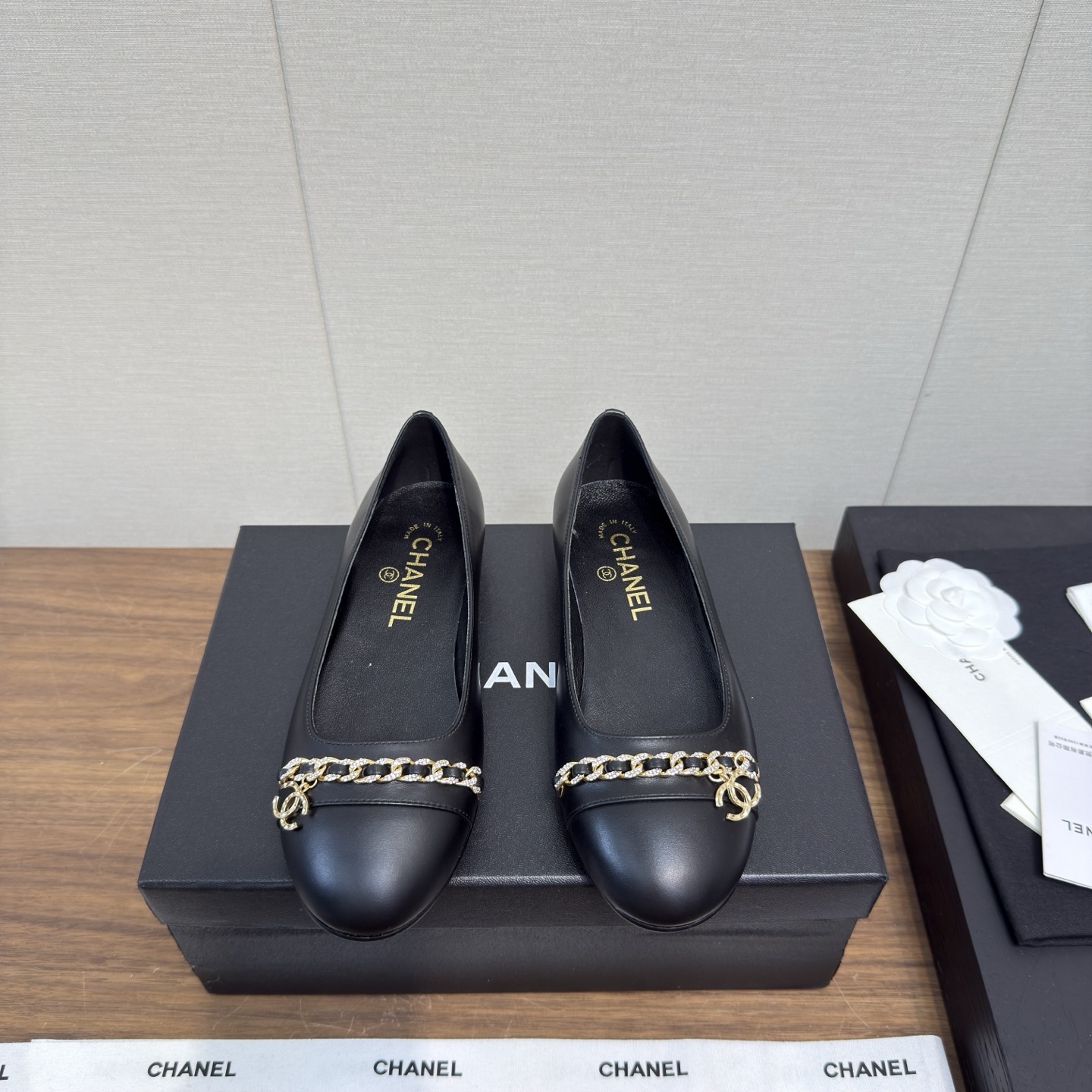 NO:477430,CHANE*｜Xiaoxiang 25a Round toe Mary Zhen new product Chain series Soft ballet single shoes Light grandma shoes Xiangjia high-end style always makes people feel capitalized. It looks quite simple style but it is inexplicably high-end on the feet. Many people asked me to work before. This single shoe that I wanted to go to work is recommended. The small round toe toe determines its style. Commuting style for work is also very inclusive. Suitable for various foot shapes. Imported cowhide and sheepskin. The inner part is made of mixed imported lambskin. It is soft. The original soft sole of the heel height is 1.5cm (customized by 40 and 41), Mary Zhen, chanel, chanel, mary jane, cowhide, sheepskin19860909CHANE*｜小香25a 圆头玛丽珍新品 链条系列 软软的 芭蕾单鞋 轻盈奶奶鞋  香家高级感这块总让人大写的服气 看起来蛮简单的款式 但上脚就莫名很高阶 之前好多人找我要上班的单鞋这款举双手推荐 小圆头的鞋头决定了它的风格走向 上班通勤款 对脚型的包容度也很高 适合各种各样的脚型 鞋面进口牛皮,羊皮 内里采用混种进口小羊皮 伸进去软软的哦 大底原版软性大底 跟高1.5cm Size35-39（40、41定制）,玛丽珍,chanel,chanel,mary jane,cowhide,sheepskin,Women's Shoes