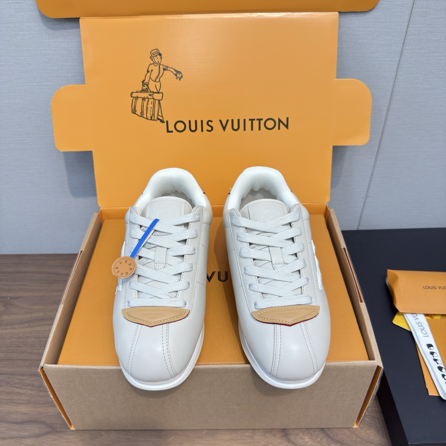 NO:477422,LV × Nigo creates new trends of FW25 bread shoes couple casual shoes top version Louis Vuitton 2025 autumn and winter series join hands with Pharrell and Nigo to launch a new shoe model, reshaping the classic with the texture of 'ButterSoft'. The series of shoes have a variety of colors, from classic black and brown to fresh pink and white, meeting different styles. The iconic LV logo and simple shoe shape are blended with, and the leather material is specially treated to present a soft and delicate touch like butter, taking into account fashion and comfort. In terms of matching, trendy items such as plaid denim are adapted to show the collision between street and high-end fashion. This cooperation continues the understanding of trend culture between both parties and injects fresh blood into the LV shoe line. Fabric: Original customized mixed-type sheepskin inner  : Imported breathable net Sole: Original mold-opening anti-slip TPU + wear-resistant velvet foam Sole thick 3CM Size: Women's 35-40 / Men's 39-45, casual shoes/sports shoes, louis vuitton, louis vuitton, sneakers, sheepskin19860909LV × Nigo 打造 FW25 潮流新势力 面包鞋 情侣休闲鞋 顶级版本  Louis Vuitton 2025 秋冬系列携手 Pharrell 与 Nigo 推出全新鞋款,以 “ButterSoft” 质感重塑经典. 系列鞋款配色多元,从经典黑棕到清新粉白,满足不同风格需求.标志性 LV 标识与简约鞋型融合,皮革材质经特殊处理,呈现如黄油般柔软细腻的触感,兼顾时尚与舒适. 搭配方面,格纹牛仔等潮流单品与之适配,展现街头与高端时尚的碰撞.此次合作延续双方对潮流文化的理解,为 LV 鞋履线注入新鲜血液. 面料 : 原版定制混种绵羊皮 内里 : 进口透气网里 鞋底 : 原版开模防滑TPU+耐磨绒发泡 底厚 3CM Size : 女款35-40 / 男款39-45,休闲鞋/运动鞋,louis vuitton,louis vuitton,sneakers,sheepskin,Women's Shoes