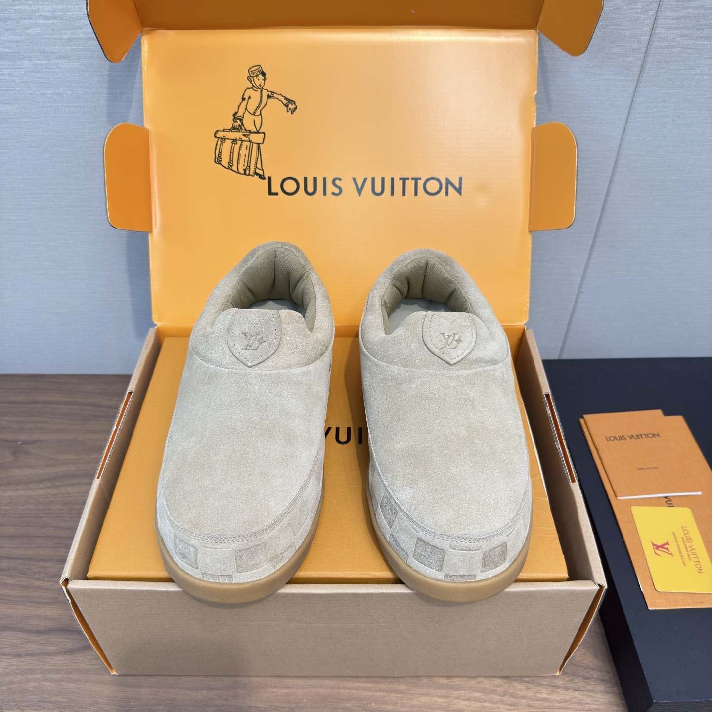 NO:477396,LOUIS VUITTON x Nigo co-branded Yeti FW25 series Feidong creates a new inner-height-in-length bread fat tick shoes Forrest Gump shoes Snow shoes Top version Couple style 2025 autumn and winter men's clothing launches a new shoe-shaped Yeti snow boots, using Monogram embossed wool and waterproof rubber sole to reconstruct the winter functional aesthetics. As part of the Pharrell and Nigo's collaboration series, LV YETI slippers are based on suede leather and partially imprinted with Nigo's reinterpretation of the LV Damier pattern, which cleverly echoes the Chinese tradition of taking off shoes in the home, and the 'little feet' aesthetic is integrated into the Chinese street genes. The palm-printed rubber outsole hides LV letters and Monogram flowers, and the delicate craftsmanship made in Italy shows the brand's heritage in the comfortable slippers.  The booking model adds a unique style, which is tradition and trend. Materials of cow velvet, sheepskin, outsole, original mold, floral print, outsole, sizes for women, 35-40. Men's model 39-45, 41, 45, men's custom made, casual shoes/sports shoes, louis vuitton, louis vuitton, boots, sneakers, cowhide, sheepskin19860909LOUIS VUITTON x Nigo 联名款 Yeti FW25系列 菲董打造全新 内增高面包胖丁鞋 阿甘鞋 雪地鞋 顶级版本 情侣款 2025 秋冬男装推出全新鞋型Yeti雪地靴,以Monogram压花羊毛与防水橡胶底重构冬季机能美学.作为Pharrell与Nigo合作系列的一部分 LV YETI便鞋,以绒面牛皮革为基底,局部压印Nigo重绎的LV Damier图案,巧妙呼应中国入室脱鞋传统,“小脚”美学融入中国式街头基因.掌印橡胶外底暗藏LV字母与Monogram花卉,意大利制造的细腻工艺,在舒适便鞋型里尽显品牌底蕴. 预订模式更添独特格调,是传统与潮流 材料牛绒 羊皮 大底原版开模 花印大底 码数女款35-40.男款39-45,41女45男订做,休闲鞋/运动鞋,louis vuitton,louis vuitton,boots,sneakers,cowhide,sheepskin,Women's Shoes