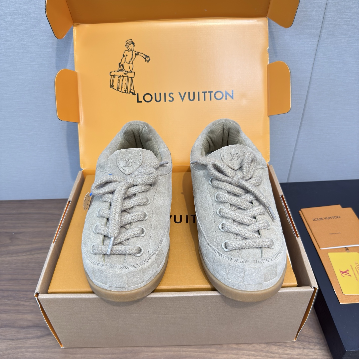 NO:477401,LOUIS VUITTON x Nigo co-branded Yeti FW25 series Feidong creates a new inner-height-in-length bread fat tick shoes Forrest Gump shoes Snow shoes Top version Couple style straps 2025 Autumn and winter men's clothing launches a new shoe-shaped Yeti snow boots, using Monogram embossed wool and waterproof rubber sole to reconstruct the winter functional aesthetics. As part of the Pharrell and Nigo's collaboration series, LV YETI slippers are based on suede leather and partially imprinted with Nigo's reinterpretation of the LV Damier pattern, which cleverly echoes the Chinese tradition of taking off shoes in the home, and the 'little feet' aesthetic is integrated into the Chinese street genes. The palm-printed rubber outsole hides LV letters and Monogram flowers, and the delicate craftsmanship made in Italy shows the brand's heritage in the comfortable slippers.  The booking model adds a unique style, which is tradition and trend. Materials of cow velvet, sheepskin, outsole, original mold, floral print, outsole, sizes for women, 35-40. Men's model 39-45, 41, 45, men's custom made, casual shoes/sports shoes, louis vuitton, louis vuitton, boots, sneakers, cowhide, sheepskin19860909LOUIS VUITTON x Nigo 联名款 Yeti FW25系列 菲董打造全新 内增高面包胖丁鞋 阿甘鞋 雪地鞋 顶级版本 情侣款 绑带款 2025 秋冬男装推出全新鞋型Yeti雪地靴,以Monogram压花羊毛与防水橡胶底重构冬季机能美学.作为Pharrell与Nigo合作系列的一部分 LV YETI便鞋,以绒面牛皮革为基底,局部压印Nigo重绎的LV Damier图案,巧妙呼应中国入室脱鞋传统,“小脚”美学融入中国式街头基因.掌印橡胶外底暗藏LV字母与Monogram花卉,意大利制造的细腻工艺,在舒适便鞋型里尽显品牌底蕴. 预订模式更添独特格调,是传统与潮流 材料牛绒 羊皮 大底原版开模 花印大底 码数女款35-40.男款39-45,41女45男订做,休闲鞋/运动鞋,louis vuitton,louis vuitton,boots,sneakers,cowhide,sheepskin,Women's Shoes