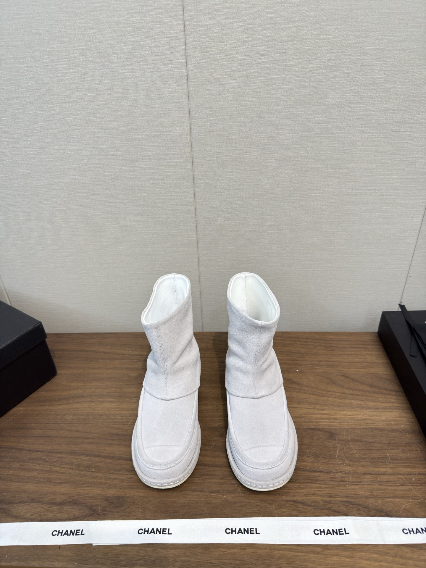 NO:477440,CHANEL 25/ Autumn and Winter New Style, Show Knight Boots, Short Boots Style, is really a representative of handsome and fashionable. The Chanel letter embellishes the boots, which is low-key and luxurious!   Simple, fashionable, personal and grand!  Natural and smooth beauty, a kind of beauty that stuns the time, and long legs should be displayed in winter~ Imported calfskin / suede with water dyed cowhide inside out sole: Italian leather outsole Heel height about 3cm Size#35-40 (40 custom made without return), boots, chanel, chanel, boots, cowhide, chamois leather, Leather soles19860909CHANEL香奈儿 25/ 秋冬新款 走秀骑士靴  短靴款  真的是帅气时尚的代表 靴筒Chanel字母点缀 低调不失奢华！  简约时尚个性又大气！自然流畅的美感,有种惊艳了时光的美感,冬日也要展现大长腿～ 鞋面进口小牛皮 /麂皮 内里水染牛皮里  大底: 意大利真皮大底 跟高约3cm Size#35-40（40定制不退换）,靴子,chanel,chanel,boots,cowhide,chamois leather,Leather soles,Women's Shoes