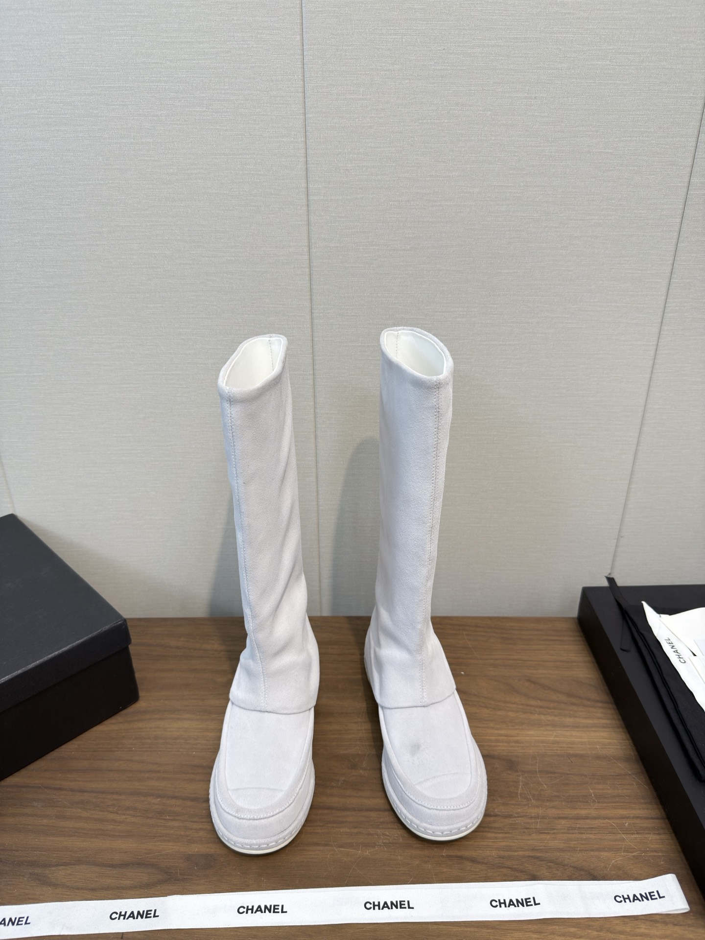 NO:477387,CHANEL 25/ Autumn and Winter New Style, Show Knight Boots, Long Boots Style, is truly a representative of handsome and fashionable. The Chanel letter embellishes the boots, which is low-key and luxurious!   Simple, fashionable, personal and grand!  Natural and smooth beauty, a kind of beauty that stuns the time, and long legs should be displayed in winter~ Imported calfskin / suede with water dyed cowhide inside out sole: Italian leather outsole Heel height about 3cm Size#35-40 (40 custom made without return), boots, chanel, chanel, boots, cowhide, chamois leather, Leather soles19860909CHANEL香奈儿 25/ 秋冬新款 走秀骑士靴  长靴款  真的是帅气时尚的代表 靴筒Chanel字母点缀 低调不失奢华！  简约时尚个性又大气！自然流畅的美感,有种惊艳了时光的美感,冬日也要展现大长腿～ 鞋面进口小牛皮 /麂皮 内里水染牛皮里  大底: 意大利真皮大底 跟高约3cm Size#35-40（40定制不退换）,靴子,chanel,chanel,boots,cowhide,chamois leather,Leather soles,Women's Shoes