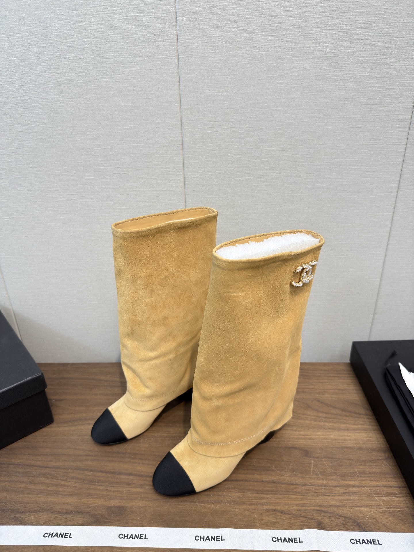 NO:477434,CHANEL 25b Autumn and Winter Paris Showcase Trousers Boots Series… High-version Long Boots New Continuation Knight Boots Trousers Design Amazing at a glance Super good-looking Leg-cleaning Style Planting Grass Bar Major Fashion Bloggers have a boot that is very fashionable on the feet, legs are visible, and any combination is super good-looking... Fabric imported original cowhide/beef paint/suede imported sheepskin in the inner lining, Italian leather outsole Heel height 5cm Size 35-39 (40/41 Customized without return and exchange), boots, chanel, boots, cowhide, sheepskin, chamois leather, Leather soles19860909CHANEL 25b 秋冬巴黎走秀款 裤筒靴系列…  高版本 长靴 新款延续 骑士靴 裤筒设计 让人一眼惊艳不已 超级好看 修腿款 种草吧 各大时尚博主都有穿的一款靴子 上脚非常时髦 显腿神器,随便搭配都是超级好看… 面料进口原版牛皮/牛漆/麂皮 内里进口羊皮 大底意大利真皮大底 跟高 5cm 码数35-39（40/41定制不退换）,靴子,chanel,boots,cowhide,sheepskin,chamois leather,Leather soles,Women's Shoes