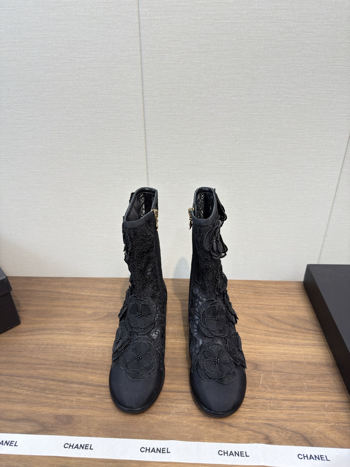 NO:477421,Chanel 25b New mesh, camellia, autumn and winter boots, top version, short version, a pair of 58 flower tailor's black boots, the main feature is cool black, hitting my heart!  This show of mesh boots is really not very touching, but when I tried it on today, I got into the trap again. The white princess-style mesh boots are also a series that cannot be missed in this season. The original molded mesh upper is lambskin inner sheepskin, big sole genuine leather sole size35-41 (40.41 custom-made, no return or exchange), boots, chanel, boots, sheepskin, Leather soles19860909Chanel 25b 新款网纱面 山茶花 秋冬靴 顶级版本 短款 一双58朵花朵裁缝的黑色靴,主打都是酷酷的黑色 直击我心！这秀款的网靴看秀是确实没心动的感觉,但今天试穿上 我又入坑了合网靴白色偏公主风～ 山茶花调节扣也是这季不能错过的系列 鞋面原版开模网布面 内里羊皮里 大底真皮大底 size35-41（40.41定制不退换）,靴子,chanel,boots,sheepskin,Leather soles,Women's Shoes