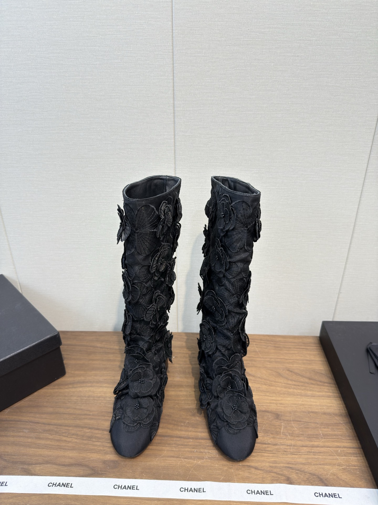 NO:477428,Chanel 25b New mesh, camellia, autumn and winter boots, top version, long boots, a pair of 58 flower tailor's black boots, the main feature is cool black, hitting my heart!  This show of mesh boots is really not very touching, but when I tried it on today, I got into the trap again. The white princess-style mesh boots are also a series that cannot be missed in this season. The original molded mesh upper is lambskin inner sheepskin, big sole genuine leather sole size35-41 (40.41 custom-made, no return or exchange), boots, chanel, boots, sheepskin, Leather soles19860909Chanel 25b 新款网纱面 山茶花 秋冬靴 顶级版本 长靴款 一双58朵花朵裁缝的黑色靴,主打都是酷酷的黑色 直击我心！这秀款的网靴看秀是确实没心动的感觉,但今天试穿上 我又入坑了合网靴白色偏公主风～ 山茶花调节扣也是这季不能错过的系列 鞋面原版开模网布面 内里羊皮里 大底真皮大底 size35-41（40.41定制不退换）,靴子,chanel,boots,sheepskin,Leather soles,Women's Shoes