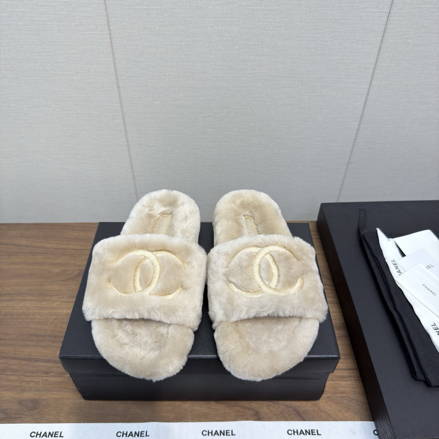 NO:477399,Chanel 25 Autumn and Winter Lazy Fur Drag Thick Sole Popular Style Pure Fur Integrated Lamb Wool!  Xiaoxiang Lg feels super warm, and it feels like stepping on a cloud, exquisite and high-end!  Let the price of this pair of hair increase sharply!  Very easy to wear without slipping, and the soles are thick and have excellent comfort!  Upper wool (fog and frost process) outsole rubber sole size 35-40 (40. Custom made no return or exchange), fur shoes and slippers, chanel, slippers19860909Chanel 25 秋冬懒人毛毛拖 厚底 流行风纯皮毛一体羔羊毛打造！小香Lg超温暖的感觉,穿上仿佛踩在云朵上,精致高级！让这双毛拖身价陡增！非常好穿不打滑,而且鞋底有一定厚度,舒适度极佳！ 鞋面羊毛（雾霜工艺） 大底橡胶底 码数35-40（40.定做不退换）,毛毛鞋拖鞋,chanel,slippers,Women's Shoes