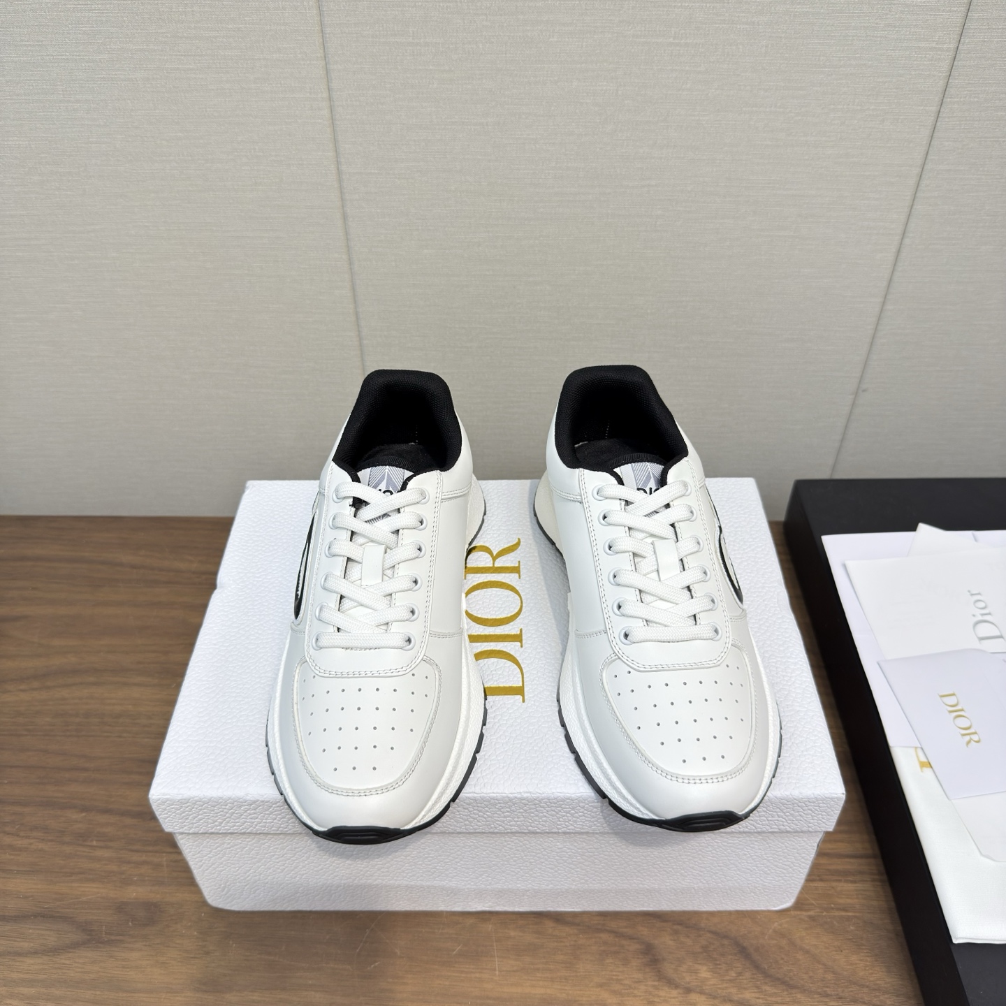 NO:477413,Dior latest 25 couples catwalk casual fortress shoes sports shoes high version men's 10 couples sizes many celebrity celebrity grasses perfect replica 'Made of cowhide leather and mesh fabric, light and breathable. The CD letters on the sides are very Dior-definition, and the sporty style design blends the details of tassels and adds a hint of elegance. The original high mercerized fabric is complex spliced ​​original mold opening combination sole Size women's 35-41,41 customized men's 39-45,45 customized casual shoes/sports shoes, dior, dior, sneakers, cowhide19860909Dior 迪奥最新25 情侣款走秀款 休闲阿甘鞋 运动鞋 高版本 男款10 情侣码 超多明星网红种草 完美复刻 ‘以牛皮革和网眼织物制作,轻盈透气.侧边的CD字母非常有Dior辩识度,运动风设计融合流苏细节也增添了一丝优雅气质 原版高丝光面料复杂拼接 原版开模组合大底  Size女款35-41,41定制 男款39-45,45定制,休闲鞋/运动鞋,dior,dior,sneakers,cowhide,Women's Shoes