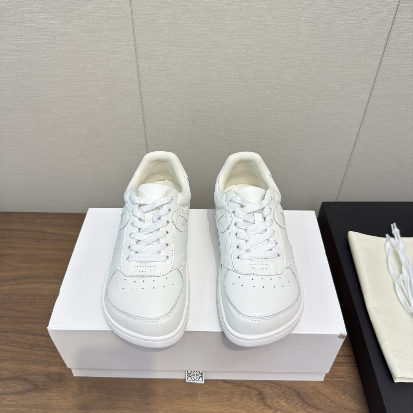 NO:477404,LOEWE Latest catwalk couples casual sneakers German training shoes Forrest Gump shoes Small white shoes. Top version with height-enhancing pads Original purchase and development Made Nico leather sneakers, asymmetric toe design, sock-like internal structure, light rubber outsole extends to the toe. Fabric: Original custom imported toe layer cowhide imported soft sheepskin sole original open mold-proof rubber sole Size: 35-44., casual shoes/sports shoes, loewe, loewe, sneakers, cowhide, sheepskin19860909LOEWE 罗意威 最新走秀款 情侣款 休闲运动鞋 德训鞋 阿甘鞋 小白鞋.顶级版本 配增高垫 原版购入开发 做货 尼牛皮革运动鞋,不对称鞋头设计、袜状内部结构,轻盈橡胶外底延伸至鞋头. 面料:原版定制进口头层牛皮 内里进口柔软羊皮 鞋底原版开模防滑橡胶底 Size:35-44.,休闲鞋/运动鞋,loewe,loewe,sneakers,cowhide,sheepskin,Women's Shoes