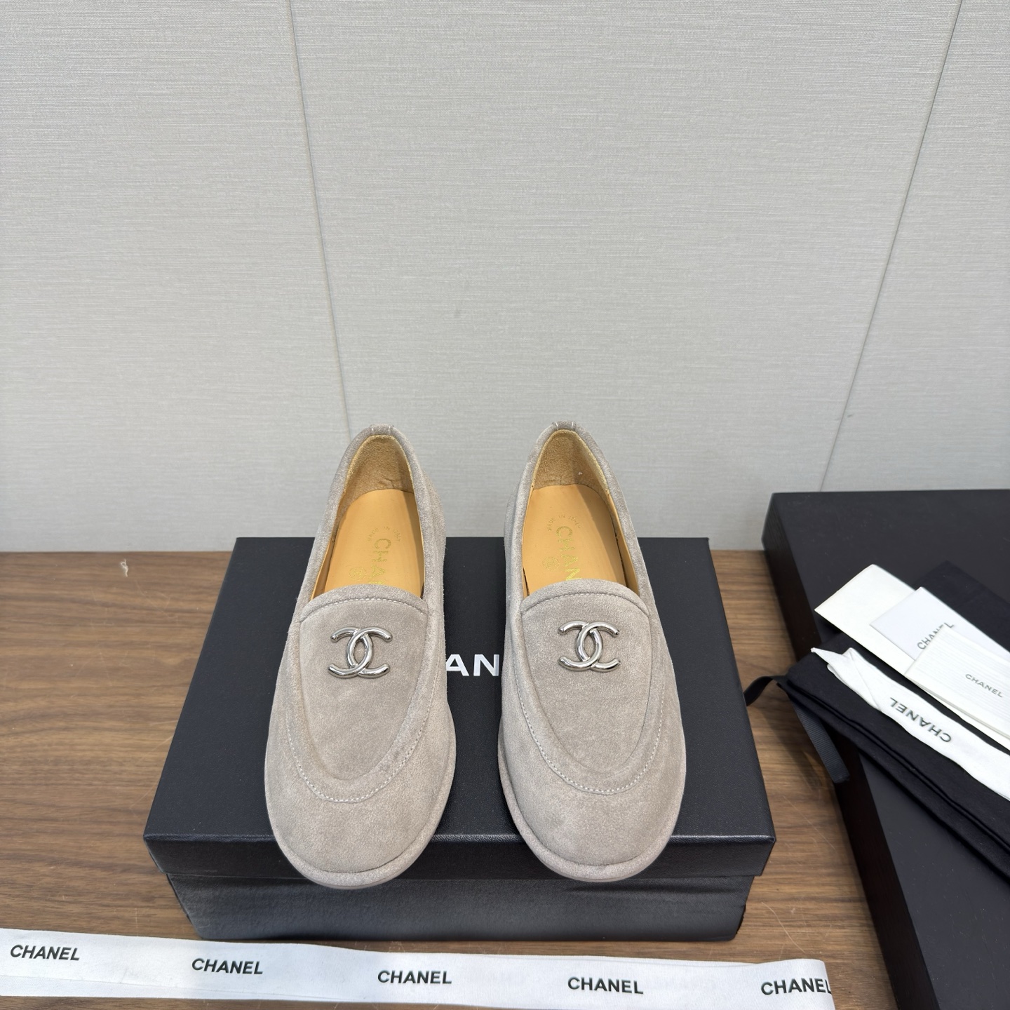 NO:477385,Chanel 25 b teddy bear mao loafer shoes, beanie shoes, leather The most important thing to wear in autumn and winter is to keep warm and comfortable. Chanel's mao shoes are very soft, the shoe shape is slim and cute, the double C-buckle logo is small and very q, it is suitable for driving in winter or in the office, and wear black socks in cold clothes, which looks very good with black pants 2② Choose a practical style for new ones, and you can buy it, and it is very utilization rate. The calf mercerated reverse velvet upper is integrated with fur inside!  size 35-39, 40.41 can be customized without refund, furry shoes, chanel, chanel, loafers, socks19860909香奈儿25 b teddy bear 毛毛乐福鞋 豆豆鞋 皮里 秋冬穿搭最重要的就是保暖舒适,Chanel 这个 毛毛鞋很柔软,鞋型显瘦还可可爱爱,双c扣logo小小的很q,冬天开车或者在办公室穿都很合适的,再冷穿个黑袜子,配黑裤子很好看2②上新选实用款,买就没错了,利用率极高 小牛丝光反绒鞋面,皮毛一体内里！ size 35-39,40.41可订做不退,毛毛鞋,chanel,chanel,loafers,socks,Women's Shoes
