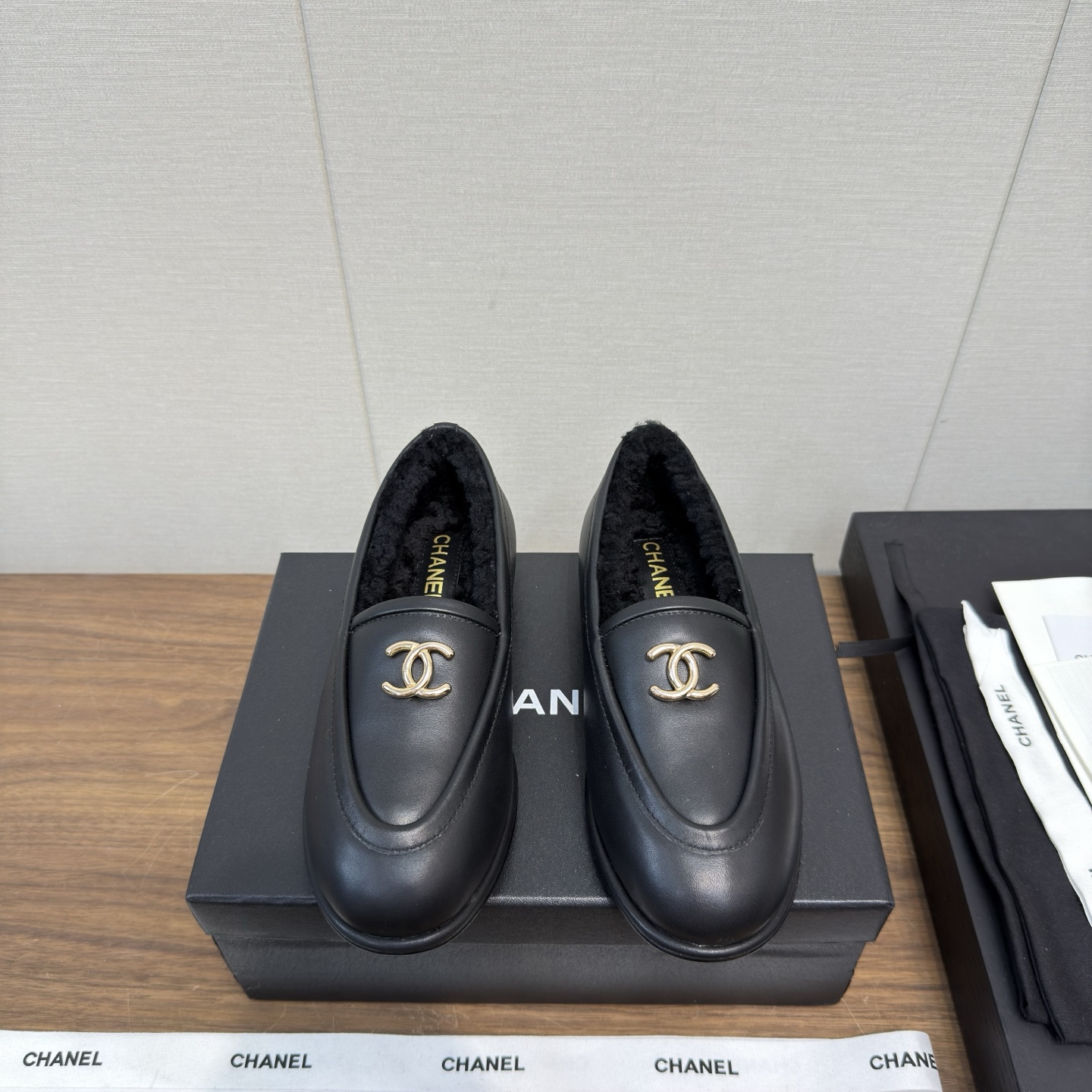 NO:562652,Leather and furry Chanel 25 b teddy bear Furry loafers Peas shoes The most important thing for autumn and winter wear is warmth and comfort. Chanel's furry shoes are very soft, slim and cute. The double C-buckle logo is small and very Q. They are suitable for driving or wearing in the office in winter. Wear black socks when it is cold and look good with black pants. 2② The new practical style is a good buy. It has a high utilization rate  Calf mercerized suede upper, fur integrated lining!  Size 35-39, 40.41 can be customized without refund, loafers, chanel, chanel, loafers, socks19860909皮面毛里 香奈儿25 b teddy bear 毛毛乐福鞋 豆豆鞋 秋冬穿搭最重要的就是保暖舒适,Chanel 这个 毛毛鞋很柔软,鞋型显瘦还可可爱爱,双c扣logo小小的很q,冬天开车或者在办公室穿都很合适的,再冷穿个黑袜子,配黑裤子很好看2②上新选实用款,买就没错了,利用率极高 小牛丝光反绒鞋面,皮毛一体内里！ size 35-39,40.41可订做不退,乐福鞋,chanel,chanel,loafers,socks,Women's Shoes