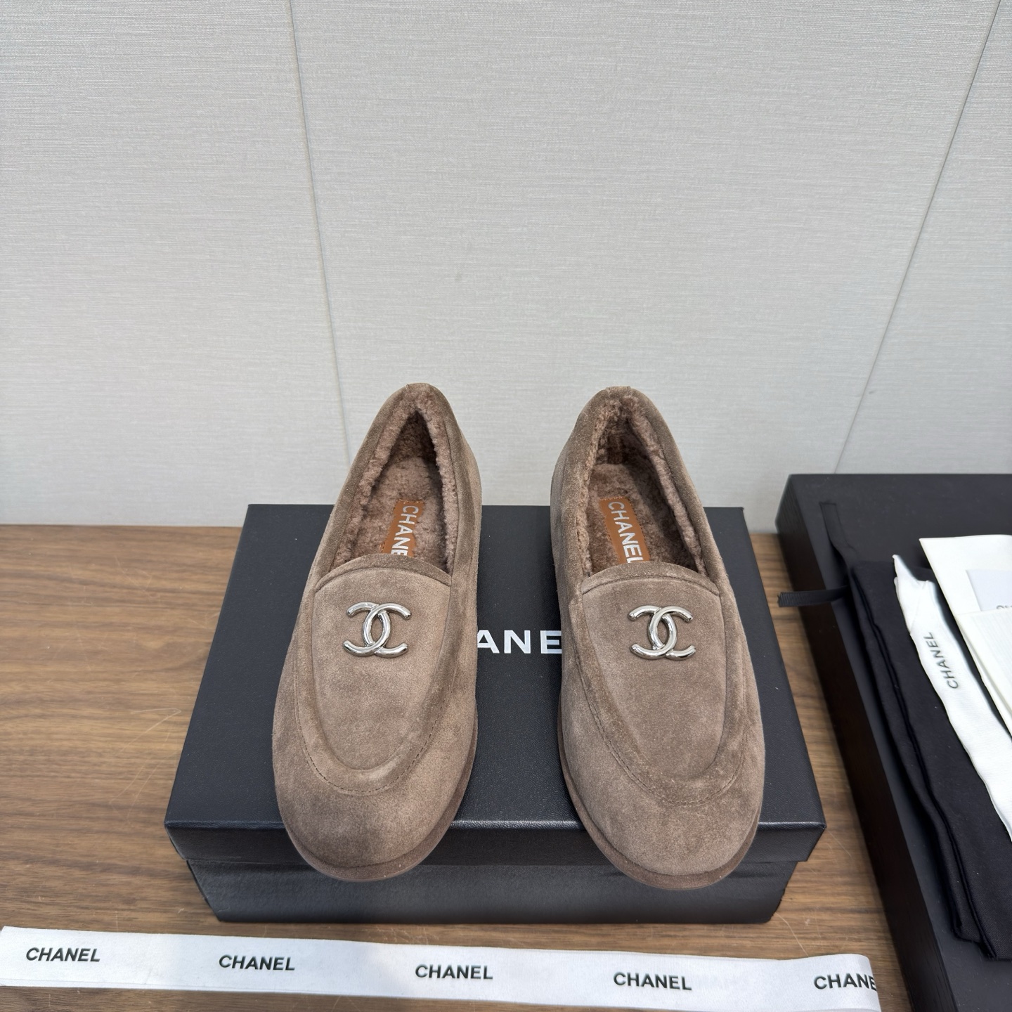 NO:477389,Chanel 25 b teddy bear mao loafers, beanie shoes, maoli The most important thing to wear in autumn and winter is to keep warm and comfortable. Chanel's mao shoes are very soft, the shoe shape is slim and cute, the double C-buckle logo is small and q, it is suitable for driving in winter or in the office, and wear black socks in cold clothes, which looks very good with black pants 2② Choose a practical style for new ones, and you can buy it, and it is very utilization rate. The calf mercerated reverse velvet upper is integrated with fur inside!  size 35-39, 40.41 can be customized without refund, furry shoes, chanel, chanel, loafers, socks19860909香奈儿25 b teddy bear 毛毛乐福鞋 豆豆鞋 毛毛里 秋冬穿搭最重要的就是保暖舒适,Chanel 这个 毛毛鞋很柔软,鞋型显瘦还可可爱爱,双c扣logo小小的很q,冬天开车或者在办公室穿都很合适的,再冷穿个黑袜子,配黑裤子很好看2②上新选实用款,买就没错了,利用率极高 小牛丝光反绒鞋面,皮毛一体内里！ size 35-39,40.41可订做不退,毛毛鞋,chanel,chanel,loafers,socks,Women's Shoes