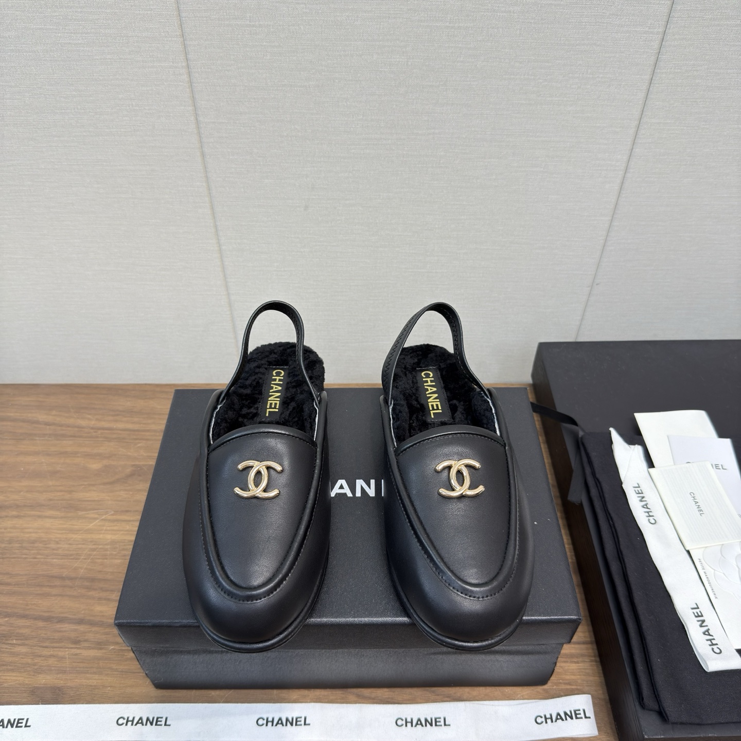 NO:562699,Leather and furry Chanel 25 b teddy bear Furry loafers Peas shoes The most important thing for autumn and winter wear is warmth and comfort. Chanel's furry shoes are very soft, slim and cute. The double C-buckle logo is small and very Q. They are suitable for driving or wearing in the office in winter. Wear black socks when it is cold and look good with black pants. 2② The new practical style is a good buy. It has a high utilization rate  Calf mercerized suede upper, fur integrated lining!  Size 35-39, 40.41 can be customized without refund, loafers, chanel, chanel, loafers, socks19860909皮面毛里 香奈儿25 b teddy bear 毛毛乐福鞋 豆豆鞋 秋冬穿搭最重要的就是保暖舒适,Chanel 这个 毛毛鞋很柔软,鞋型显瘦还可可爱爱,双c扣logo小小的很q,冬天开车或者在办公室穿都很合适的,再冷穿个黑袜子,配黑裤子很好看2②上新选实用款,买就没错了,利用率极高 小牛丝光反绒鞋面,皮毛一体内里！ size 35-39,40.41可订做不退,乐福鞋,chanel,chanel,loafers,socks,Women's Shoes