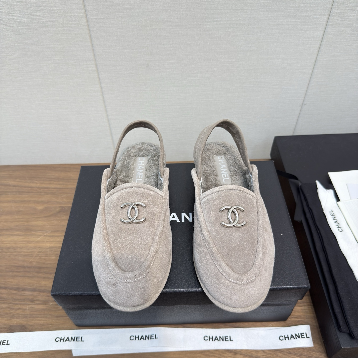 NO:477383,Chanel 25 b teddy bear mao loafers, beanie shoes, maoli The most important thing to wear in autumn and winter is to keep warm and comfortable. Chanel's mao shoes are very soft, the shoe shape is slim and cute, the double C-buckle logo is small and q, it is suitable for driving in winter or in the office, and wear black socks in cold clothes, which looks very good with black pants 2② Choose a practical style for new ones, and you can buy it, and it is very utilization rate. The calf mercerated reverse velvet upper is integrated with fur inside!  size 35-39, 40.41 can be customized without refund, furry shoes, chanel, chanel, loafers, socks19860909香奈儿25 b teddy bear 毛毛乐福鞋 豆豆鞋 毛毛里 秋冬穿搭最重要的就是保暖舒适,Chanel 这个 毛毛鞋很柔软,鞋型显瘦还可可爱爱,双c扣logo小小的很q,冬天开车或者在办公室穿都很合适的,再冷穿个黑袜子,配黑裤子很好看2②上新选实用款,买就没错了,利用率极高 小牛丝光反绒鞋面,皮毛一体内里！ size 35-39,40.41可订做不退,毛毛鞋,chanel,chanel,loafers,socks,Women's Shoes