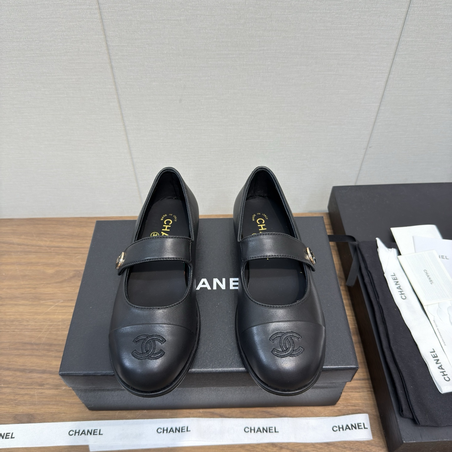 NO:477379,Chanel 25 b teddy bear mao loafer shoes, beanie shoes, leather shoes The most important thing to wear in autumn and winter is to keep warm and comfortable. Chanel's mao shoes are very soft, the shoe shape is slim and cute, the double C-buckle logo is small and very q, it is suitable for driving in winter or in the office, and wear black socks in cold clothes, which looks very good with black pants 2② Choose a practical style for new ones, and you can buy it, with extremely high utilization rate. The calf mercerated reverse velvet upper, fur integrated inside!  size 35-39, 40.41 can be customized without refund, furry shoes, chanel, chanel, loafers, socks19860909香奈儿25 b teddy bear 毛毛乐福鞋 豆豆鞋 皮里单鞋 秋冬穿搭最重要的就是保暖舒适,Chanel 这个 毛毛鞋很柔软,鞋型显瘦还可可爱爱,双c扣logo小小的很q,冬天开车或者在办公室穿都很合适的,再冷穿个黑袜子,配黑裤子很好看2②上新选实用款,买就没错了,利用率极高 小牛丝光反绒鞋面,皮毛一体内里！ size 35-39,40.41可订做不退,毛毛鞋,chanel,chanel,loafers,socks,Women's Shoes