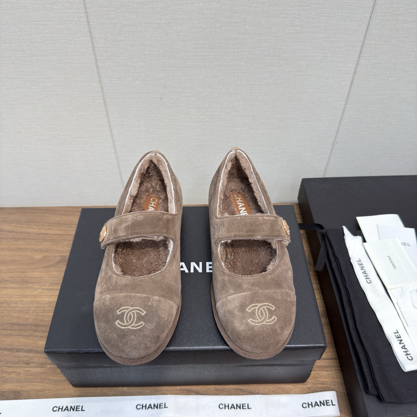 NO:477375,Chanel 25 b teddy bear mao loafers, beanie shoes, maoli The most important thing to wear in autumn and winter is to keep warm and comfortable. Chanel's mao shoes are very soft, the shoe shape is slim and cute, the double C-buckle logo is small and q, it is suitable for driving in winter or in the office, and wear black socks in cold clothes, which looks very good with black pants 2② Choose a practical style for new ones, and you can buy it, and it is very utilization rate. The calf mercerated reverse velvet upper is integrated with fur inside!  size 35-39, 40.41 can be customized without refund, furry shoes, chanel, chanel, loafers, socks19860909香奈儿25 b teddy bear 毛毛乐福鞋 豆豆鞋 毛毛里 秋冬穿搭最重要的就是保暖舒适,Chanel 这个 毛毛鞋很柔软,鞋型显瘦还可可爱爱,双c扣logo小小的很q,冬天开车或者在办公室穿都很合适的,再冷穿个黑袜子,配黑裤子很好看2②上新选实用款,买就没错了,利用率极高 小牛丝光反绒鞋面,皮毛一体内里！ size 35-39,40.41可订做不退,毛毛鞋,chanel,chanel,loafers,socks,Women's Shoes