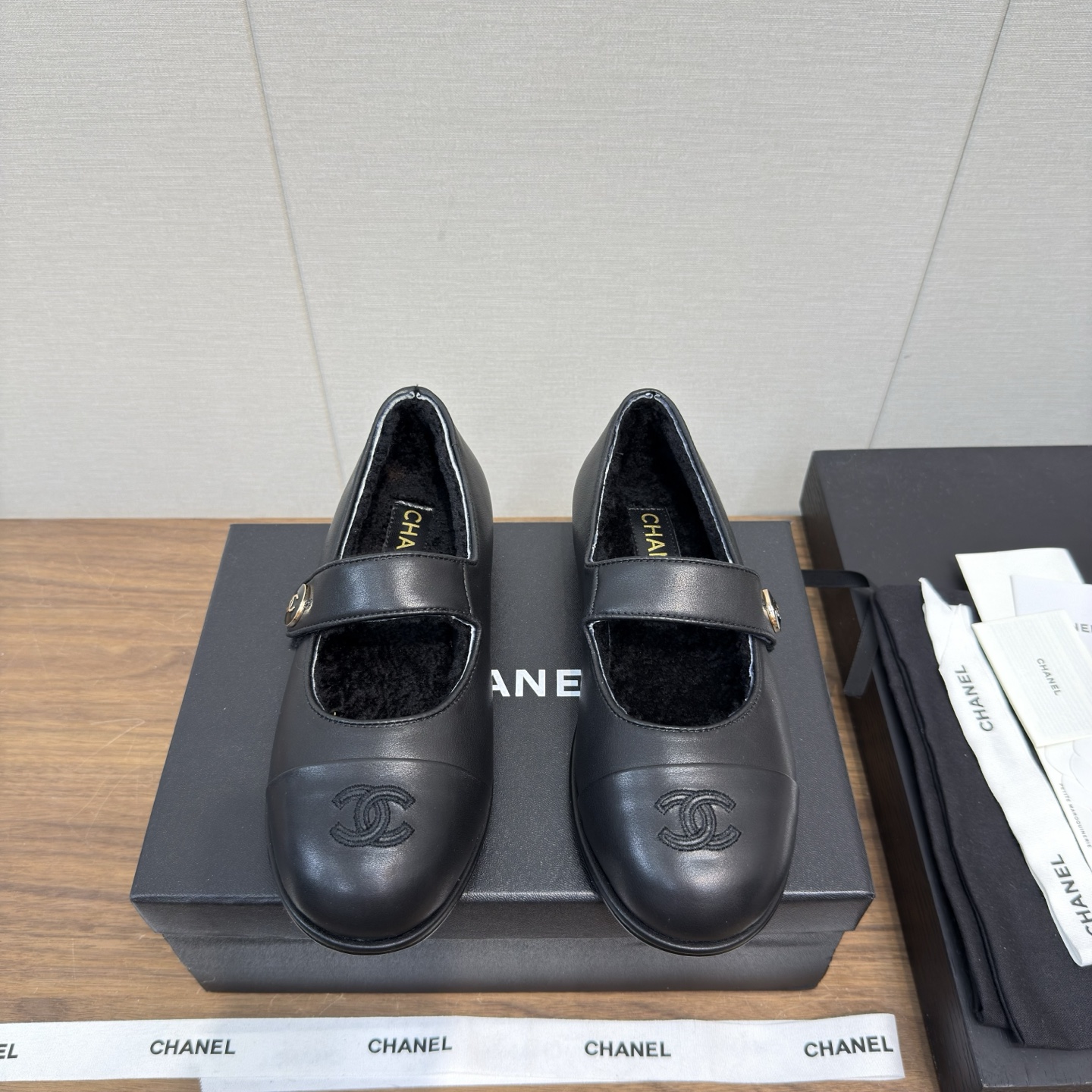 NO:562719,Leather and furry Chanel 25 b teddy bear Furry loafers Peas shoes The most important thing for autumn and winter wear is warmth and comfort. Chanel's furry shoes are very soft, slim and cute. The double C-buckle logo is small and very Q. They are suitable for driving or wearing in the office in winter. Wear black socks when it is cold and look good with black pants. 2② The new practical style is a good buy. It has a high utilization rate  Calf mercerized suede upper, fur integrated lining!  Size 35-39, 40.41 can be customized without refund, loafers, chanel, chanel, loafers, socks19860909皮面毛里 香奈儿25 b teddy bear 毛毛乐福鞋 豆豆鞋 秋冬穿搭最重要的就是保暖舒适,Chanel 这个 毛毛鞋很柔软,鞋型显瘦还可可爱爱,双c扣logo小小的很q,冬天开车或者在办公室穿都很合适的,再冷穿个黑袜子,配黑裤子很好看2②上新选实用款,买就没错了,利用率极高 小牛丝光反绒鞋面,皮毛一体内里！ size 35-39,40.41可订做不退,乐福鞋,chanel,chanel,loafers,socks,Women's Shoes