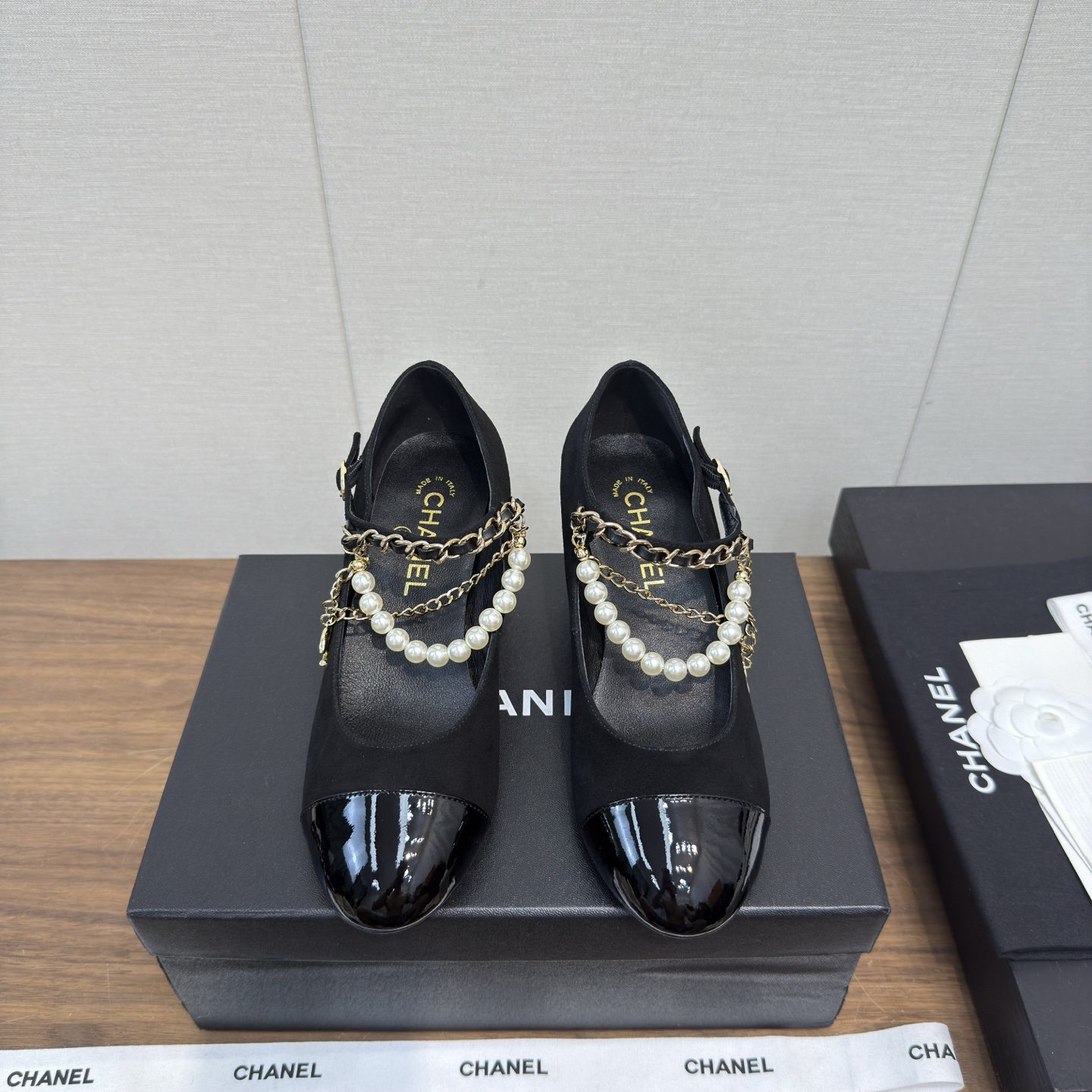 NO:477360,Chanel 25b new model Mary Jane, leg ring chain, high heel single shoe series - ballet slippers The counter is simply snatched up, and the photos are popular on major social platforms. This episode of the show is definitely too handsome, and it is definitely the hottest style of this season. The counter fairies are really too aware of the goods. They don’t stagnate and will not scratch their feet. The texture is very soft and comfortable. Classic logo electric embroidery, flower matching, super versatile Fabric: imported cowhide, sheepskin, special fabric material, inner lining: environmentally friendly imported sheepskin lining, outsole: genuine leather soles, heel height: thick heel 5.5cm, size 35-41 (customized for 40.41), Mary Jane, chanel, mary jane, cowhide, sheepskin, Leather soles19860909Chanel 25b 新款 玛丽珍 脚环链条 高跟单鞋系列——  芭蕾便鞋 专柜简直疯抢了,各大社交平台热门晒图,这期的走秀款绝对太帅了,绝对是这一季最热门的款式,专柜仙女们真的太识货了,不卡脚也不会磨脚,质感上脚是非常柔软舒服的.经典的logo电绣 花朵搭配,超级百搭 面料:进口牛皮羊皮 特制布材质 内里:环保进口羊皮内里 大底:真皮大底 跟高:粗跟 5.5cm 码数35-41（ 40.41定做）,玛丽珍,chanel,mary jane,cowhide,sheepskin,Leather soles,Women's Shoes