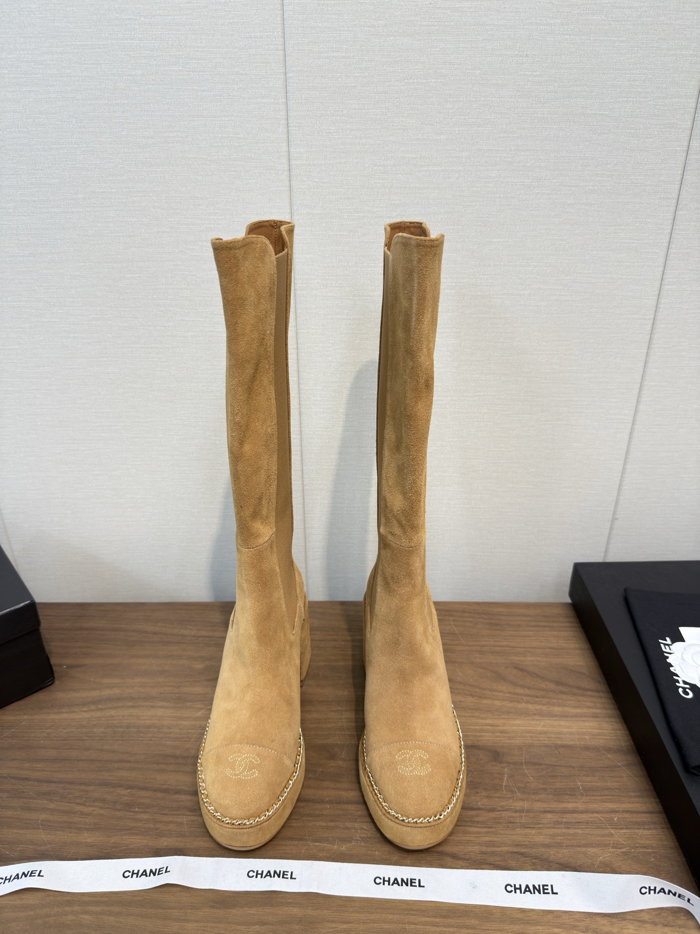 NO:477352,Top version Chane1 'Chelsea Knight Boots' long boots Xiaoxiang Chanel high quality counter-level - chanelaa Xiaoxiang new double C heel chain thin leg short boots Top purchasing level rare products are available ━━━━ t ━━━━━━━━━━━━━ Material high boots 16 inch upper imported from Italy Niu Niu Original Customized Xiaoxiang Logo Chanel's unique chain elements imported comfortable soft sheepskin inner footbed Italy imported double-layer thickened anti-slip injection molded sole Size: 35-39,40 Customized, boots, chanel, chanel, boots, sheepskin19860909顶级版本 Chane1“切尔西骑士靴”  长靴  小香chanel 高品质专柜级- chanelaa 小香新款双C后跟链条瘦腿短靴 顶级代购级别稀品上新 ━━━━━ t ━━━━━ 材质高靴16寸鞋面意大利进口小牛牛原版定制小香Logo香奈儿独有的链条元素进口舒适柔软羊皮内里垫脚意大利进口对版本双层加厚防滑注塑大底 码数:35-39,40 定制,靴子,chanel,chanel,boots,sheepskin,Women's Shoes