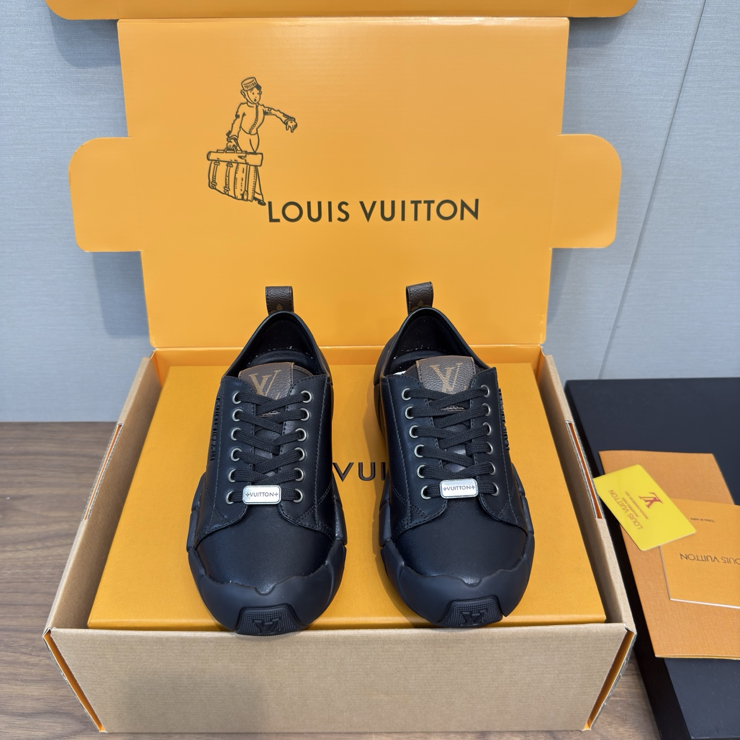 NO:543950,LV Bubble Cloud Shoes New Casual Sports Shoes The same style of celebrities from all walks of life is really beautiful. The sense of technology and luxury coexist. The shoe shape is smooth and not bulky, and it is easy for small girls!  This is the top quality obtained through special channels, the same level as the counter goods, the quality is impeccable, and it is absolutely worth the money!  The appearance of this shoe is definitely the pinnacle of the casual shoe industry this year!  When you touch the real object with your own hands, you will understand why it is so popular!  It is not only versatile, but more importantly, compared with the mature sports styles in the past, this LV sports series injects a brand new youthful vitality. Its texture and trend are extremely strong, and it is deeply loved by young people!  This cowhide LVTrainer has a calm and elegant tone, and looks formal and has the ease of sports shoes. The imported cowhide material of the upper has been carefully selected, with a delicate and durable touch, demonstrating the consistent high-quality pursuit of the LV brand. It is worth mentioning that this new color LVTrainer has just been launched recently, and the number is limited. Those who want to own it must not miss this opportunity!  Get it now and make this trendy and fashionable LVTrainer the only choice in your shoe cabinet!  TPU injection molded soaked rice balls with large bottom, cowhide in breeze-permeable space mesh fabric, material cowhide in breeze-permeable space mesh fabric, large bottom TPU injection molded soaked rice balls with large bottom, yards 35-40, original box packaging aircraft box!  , casual shoes / sneakers , louis vuitton , sneakers , cowhide19860909LV Bubble 气泡 云朵鞋新款休闲运动鞋 各路明星同款真的太好看了科技感与奢华感并存 鞋型流畅不笨重,小个子女生轻松！ 这是通过特殊渠道获得的顶级精品,与专柜货同级,品质无可挑剔,绝对物有所值！ 这款鞋的颜值绝对是今年休闲鞋界的巅峰之作！当您亲手触摸到实物时,就会明白它为何如此备受追捧！它不仅百搭,更重要的是,与以往的成熟运动风格相比,这款LV的运动系列注入了全新的青春活力.其质感与潮流感都极为强烈,深受年轻人的喜爱！ 这款牛皮LVTrainer,其色调沉稳而不失高雅,看上去既带有正装的正式感,又不失运动鞋的轻松自在.鞋面的进口牛皮材质经过精心挑选,触感细腻且耐用,彰显出LV品牌一贯的高品质追求. 值得一提的是,这款新配色LVTrainer最近刚刚上架,数量有限,想要拥有的宝子们千万不要错过这个机会哦！赶紧入手,让这款新潮时尚的LVTrainer成为你鞋柜中的唯一选择！ TPU注塑泡米花大底,牛皮里拼透气太空网布 材质牛皮里拼透气太空网布 大底TPU注塑泡米花大底, 码数35-40码,原盒包装飞机盒！,休闲鞋/运动鞋,louis vuitton,sneakers,cowhide,Women's Shoes