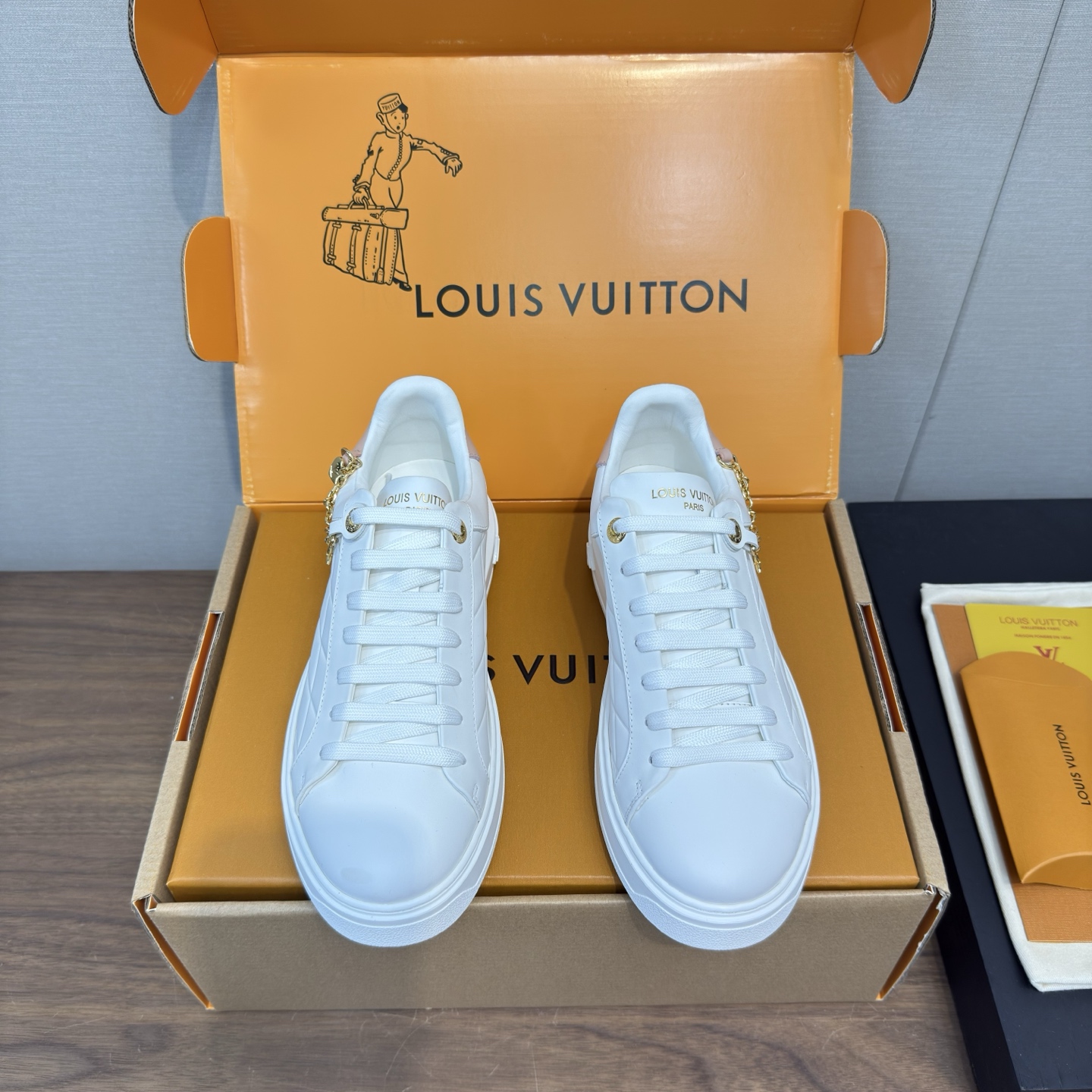 NO:543956,LV donkey brand 25 new colors Time Out series Embossed Embossed Pendant Casual White Shoes Sports Shoes High-version Original Purchase and development Made this model Time Out sports shoes spliced ​​cowhide leather and Monogram denim fabric echo the seasonal leather goods series. The denim luggage tag is fixed to the upper through leather straps, demonstrating the travel heritage of Louis Vuitton. The dazzling inscription eyelets and the brand logo embossed on the tongue adds exquisite details. The delivery counter is exquisitely packaged. Fabric: original imported cowhide leather, original custom soft sheepskin, original open mold TPU anti-slip sole, 4CM thick sole, 35-40 (customized 41), casual shoes/sports shoes, louis vuitton, louis vuitton, louis  vuitton,sneakers,cowhide,sheepskin19860909LV驴牌 25新色 Time Out 系列 压花 浮雕 吊坠 休闲 小白鞋 运动鞋 高版本 原版购入开发 做货 本款 Time Out 运动鞋拼接牛皮革与 Monogram 丹宁布,与当季皮具系列遥相呼应.丹宁布行李牌通过皮革饰带固定于鞋面,彰显路易威登的旅行传承.耀目铭纹孔眼与鞋舌处品牌标识压纹增添考究细节 配送专柜精美包装 面料:原版进口头层牛皮 内里原版定制柔软羊皮 鞋底原版开模TPU防滑大底 底厚4CM Size:女款35-40（定制41）,休闲鞋/运动鞋,louis vuitton,louis vuitton,louis vuitton,sneakers,cowhide,sheepskin,Women's Shoes