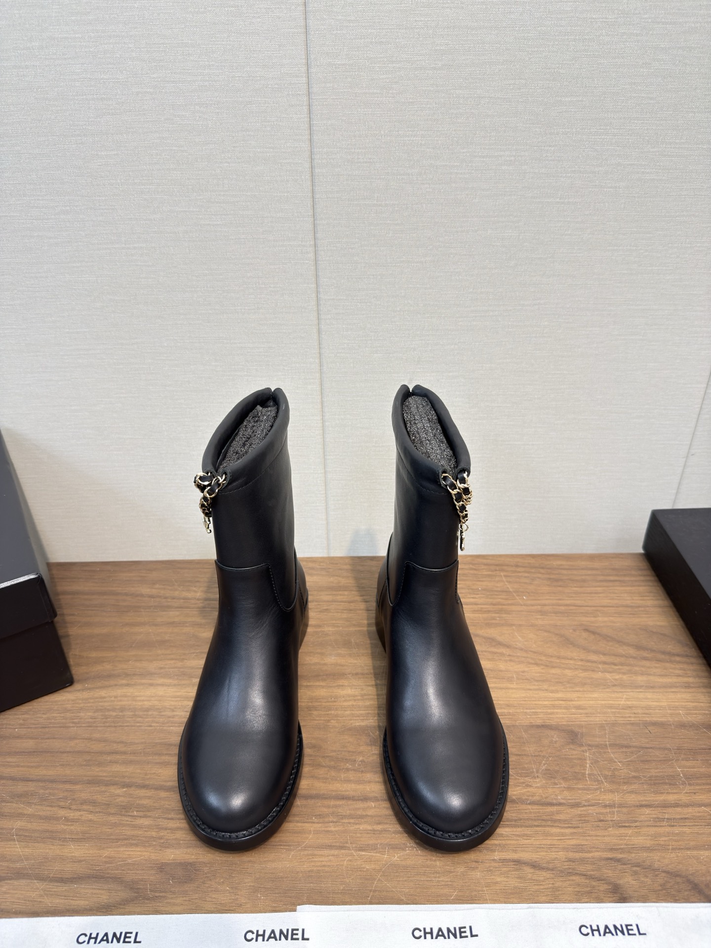 NO:543952,Top version Chane1 '25b Autumn and Winter Chelsea Chain Knight Boots' High-quality chanel High-quality counter-level - Chanelaa Xiaoxiang new double C slim leg boots Top purchasing level rare products are available ━━━━ t ━━━━━━━━━━━━━━━Material high boots 16 inches, short boots 8 inches!  Upper imported from Italy, Niu Niu original customization Xiaoxiang Logo Chanel unique chain elements imported comfortable soft sheepskin inner footbed Italy imported double-layer thickened anti-slip injection molding sole Size: 35-39, 40 41 customization, boots, chanel, chanel, boots, sheepskin19860909顶级版本 Chane1“25b秋冬 切尔西 链条骑士靴”  高版本 小香chanel 高品质专柜级- chanelaa 小香新款双C瘦腿靴 顶级代购级别稀品上新 ━━━━━ t ━━━━━ 材质高靴16寸,矮靴8寸！鞋面意大利进口小牛牛原版定制小香Logo香奈儿独有的链条元素进口舒适柔软羊皮内里垫脚意大利进口对版本双层加厚防滑注塑大底 码数:35-39,40 41定制,靴子,chanel,chanel,boots,sheepskin,Women's Shoes