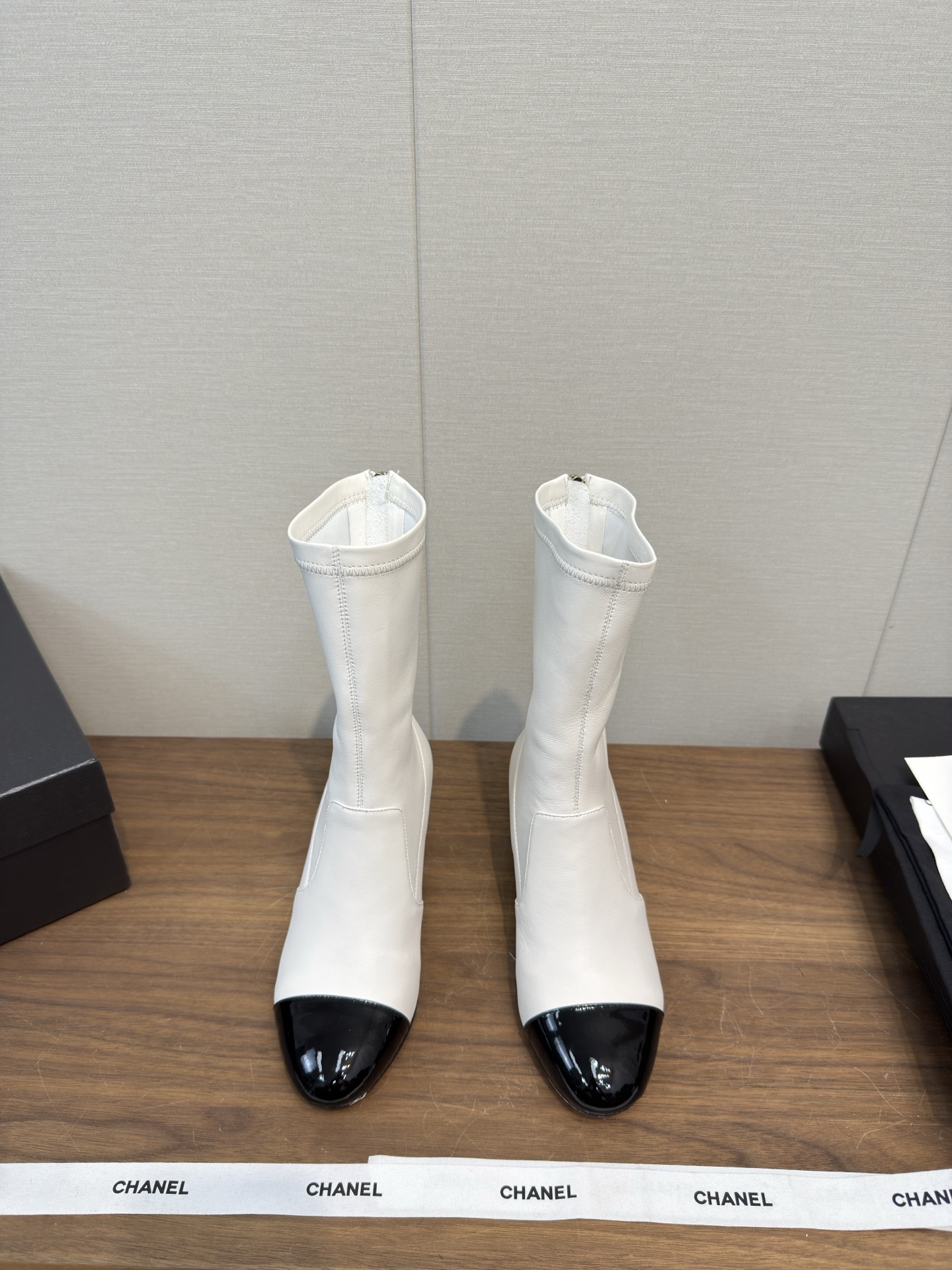 NO:543954,* 25b early autumn short boots catwalk elastic boots lightweight and comfortable, unique little fragrance pearl logo Large round heel pure sheepskin high version Very exquisite workmanship, excellent quality, and amazing footwear, this must-have style for girls for Little Fragrance, it is sold out on sale, the counter is not replenished for the time being, it is difficult to buy dozens of stars Color: black, white Upper: patent leather/elastic sheepskin Foot pad: imported sheepskin Outsole: Italian genuine leather sole Heel height: 5.cm Official catalog Number of 35-39 (40 41 Custom made), boots, boots, sheepskin19860909* 25b 初秋 短靴 走秀弹力靴 轻型舒适,独特小香珍珠logo 大圆跟 纯羊皮 高版本 做工十分精致,质量很杠杠,上脚也是惊艳的,这款小香女孩必备的款式,发售即售馨了,专柜暂时没有补货,难买指数十颗星 颜色:黑色,白色 鞋面: 漆皮/弹力羊皮 垫脚:进口羊皮 大底:意大利真皮底 跟高:5.cm 官方目录 码数35-39(40 41 定做),靴子,boots,sheepskin,Women's Shoes