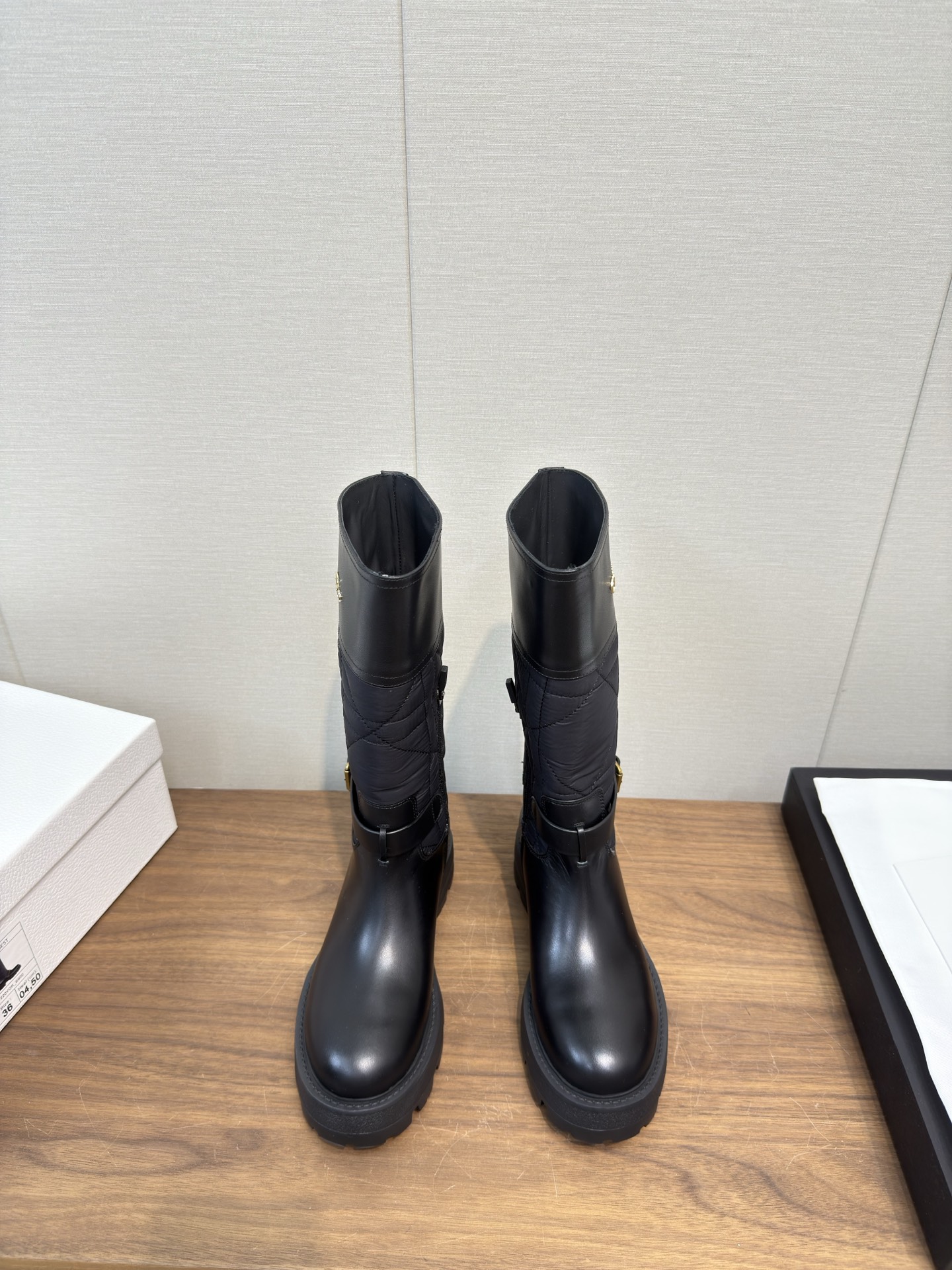 NO:543946,Top Dior 25 Early Spring, Autumn and Winter New Chelsea Boots Dior CD 24 Autumn and Winter Latest High-Customized Poster Electric Embroidered Color Bundle Letter Logo Round toe Mid-Card Boots Celebrity Same Low Heel One-Pin-One-Pin-Original Development Top High-end Version Material Upper Imported Calfskin Splicing + Water-Dyeing Cowhide Inner Footsteps (non-market Sheepskin Inner Footsteps) + Original Opening IP Light Sole + Original Opening Letters Buckle + The latest original box packaging for counter Heel Heel Heel: 4CM Size35-39 Standard Code (40.41 Customized No Return and Exchange), Boots, Dior, Dior, Boots, Cowhide, Sheepskin19860909顶级Dior 25 早春秋冬新款切尔西靴子 Dior 迪奥 CD 24 秋冬最新高定海报款电绣拼色字母logo圆头中筒女靴 明星同款低跟一脚蹬骑士军靴 原版开发 顶级高端版本 材质鞋面进口小牛皮拼接+水染牛皮内里垫脚（非市面羊皮内里）+原版开模ip轻盈大底+原版开模字母扣+专柜最新原盒包装 跟高: 4CM Size35-39标准码（40.41定制不退换）,靴子,dior,dior,boots,cowhide,sheepskin,Women's Shoes