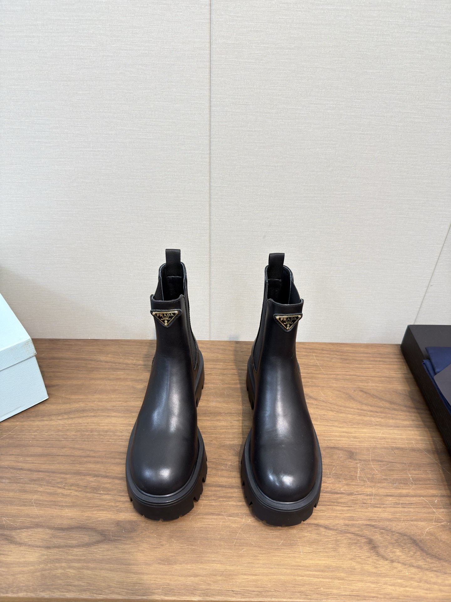 NO:543948,PRAD*A Prada 25 autumn and winter new style sponge cake thick-soled boots retro rubbing and lace-up short boots. The main style of the autumn and winter catwalk show!  The entire series is filled with exciting and unexpected combinations!  Retro and a bit noble, it is perfect for your feet and can be matched either!  Super versatile!  Elegant and generous!  Let you appreciate the ever-changing style. The upper is made of original head-layer cowhide, inner foot pad, water-dyed sheepskin, original sole, open mold combination rubber outsole, size: 35-40 (40 41 custom made, non-return and exchange), boots, prada, prada, boots, cowhide, sheepskin19860909PRAD*A 普拉达25 秋冬新款松糕厚底靴 复古擦色做旧 系带短靴 秋冬T台走秀主推款！整个系列都充满了令人兴奋和意外的元素结合！复古带点贵气的感觉,上脚非常完美 无论还是都可以搭配！超级百搭！优雅大方！让你领略百变风格. 鞋面采用原版头层牛皮 内里垫脚水染羊皮 鞋底原版开模组合橡胶大底 码数:35-40（40 41定做不退换）,靴子,prada,prada,boots,cowhide,sheepskin,Women's Shoes