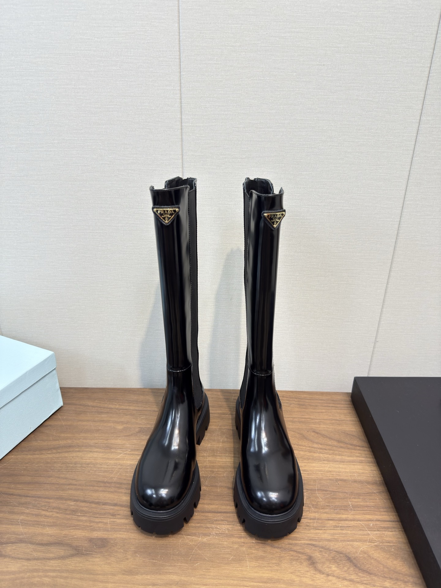 NO:543940,PRAD*A 25 autumn and winter new style sponge cake thick-soled boots, retro rubbed color and made of aging, straight cylinder, main style for autumn and winter catwalk show!  The entire series is filled with exciting and unexpected combinations!  Retro and a little extravagant, it is perfect for your feet and can be matched either!  Super versatile!  Elegant and generous!  Let you appreciate the ever-changing style. The upper is made of original head-layer cowhide, inner foot pad, water-dyed sheepskin, original sole, open mold combination rubber outsole, size: 35-40 (40 41 custom made, non-return and exchange), boots, prada, prada, boots, cowhide, sheepskin19860909PRAD*A 普拉达25 秋冬新款松糕厚底靴 复古擦色做旧 直筒 秋冬T台走秀主推款！整个系列都充满了令人兴奋和意外的元素结合！复古带点贵气的感觉,上脚非常完美 无论还是都可以搭配！超级百搭！优雅大方！让你领略百变风格. 鞋面采用原版头层牛皮 内里垫脚水染羊皮 鞋底原版开模组合橡胶大底 码数:35-40（40 41定做不退换）,靴子,prada,prada,boots,cowhide,sheepskin,Women's Shoes