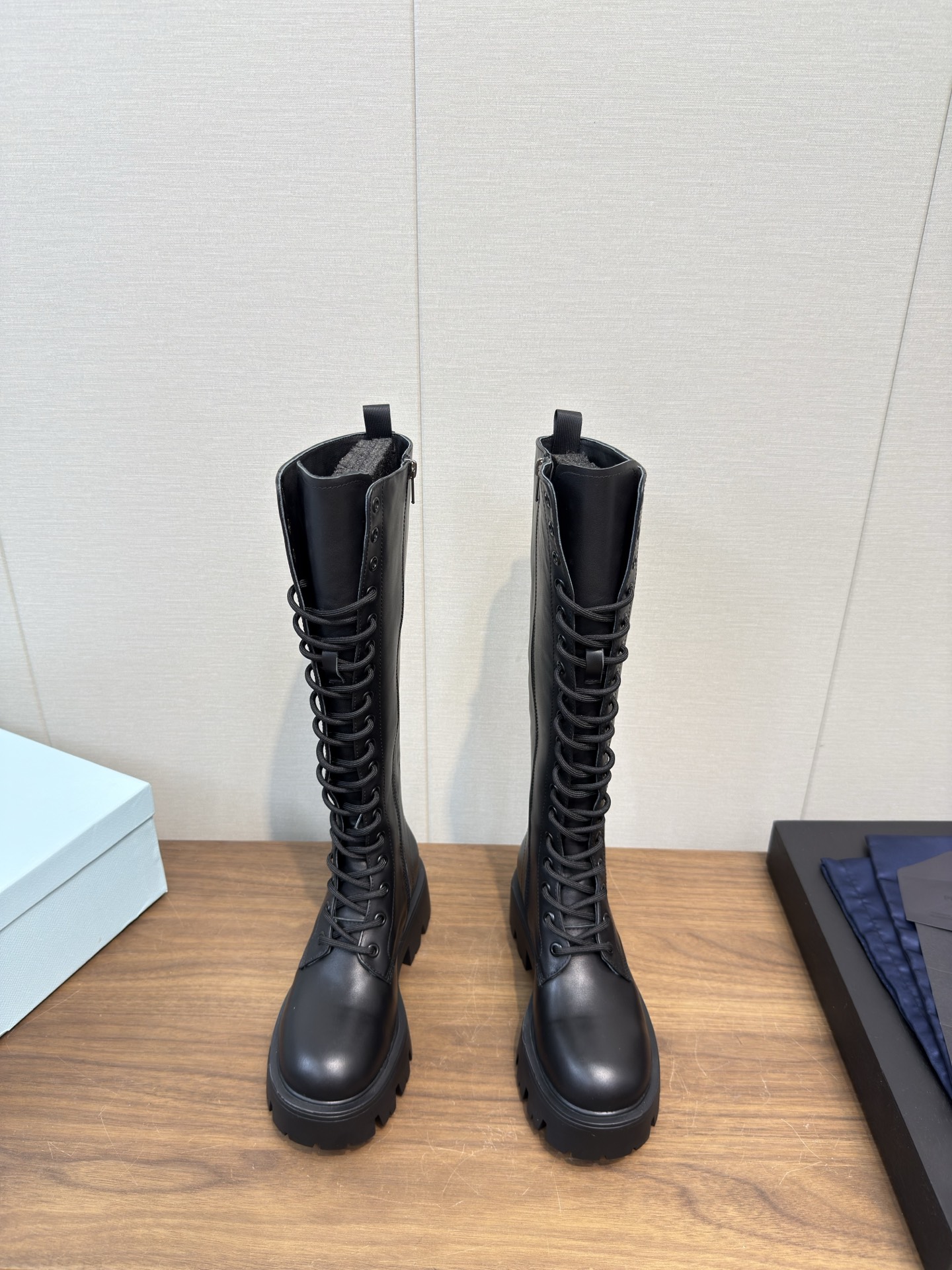 NO:543942,PRAD*A Prada 25 autumn and winter new style sponge cake thick-soled boots, retro rubbing and old straps, long boots, autumn and winter catwalks, main style!  The entire series is filled with exciting and unexpected combinations!  Retro and a little extravagant, it is perfect for your feet and can be matched either!  Super versatile!  Elegant and generous!  Let you appreciate the ever-changing style. The upper is made of original head-layer cowhide, inner foot pad, water-dyed sheepskin, original sole, open mold combination rubber outsole, size: 35-40 (40 41 custom made, non-return and exchange), boots, prada, prada, boots, cowhide, sheepskin19860909PRAD*A 普拉达25 秋冬新款松糕厚底靴 复古擦色做旧 绑带长靴 秋冬T台走秀主推款！整个系列都充满了令人兴奋和意外的元素结合！复古带点贵气的感觉,上脚非常完美 无论还是都可以搭配！超级百搭！优雅大方！让你领略百变风格. 鞋面采用原版头层牛皮 内里垫脚水染羊皮 鞋底原版开模组合橡胶大底 码数:35-40（40 41定做不退换）,靴子,prada,prada,boots,cowhide,sheepskin,Women's Shoes