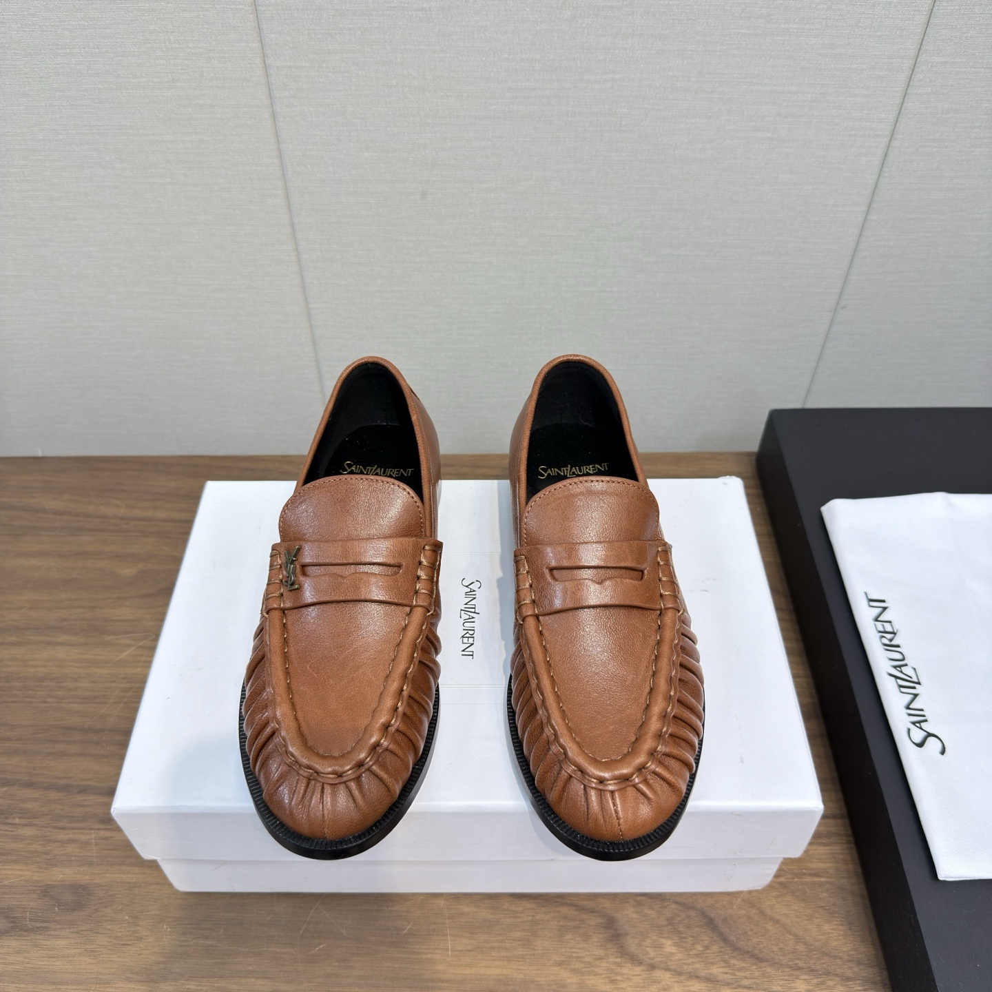 NO:543938,SAIN*LAURENT Saint Laurent 2025 early spring new product LE LOAFER pleated loafers small leather shoes are available for new ones ———————————————————————————————————————————————————————————————————————————————————————————————————————————————————————————————————————————————————————————————————————————————————————————————————————————————————  Minimalist style, super modified legs, retro and fashionable style, and it looks good when you match it casually!  High custom imported high mercerized cashmere/cowhide/paper leather inner imported goatskin lining outsole Italian leather outsole heel height 2cm size 35-40 (40. Custom made), loafers, saint laurent, saint laurent, saint laurent, saint laurent, loafers, cowhide, sheepskin, Leather soles19860909SAIN*LAURENT 圣罗兰 2025早春新品 LE LOAFER褶皱乐福鞋 小皮鞋上新 —————————————— 顶级版YSL超美的一款 以全新的诠释方式首发！极简主义风格 设计超级修饰腿型 复古时髦风格 随意搭配都好看！ 鞋面高定制进口高丝光羊绒/牛皮/漆皮 内里进口山羊皮里 大底意大利真皮大底 跟高2cm 码数35-40（40.可定做）,乐福鞋,saint laurent,saint laurent,saint laurent,loafers,cowhide,sheepskin,Leather soles,Women's Shoes