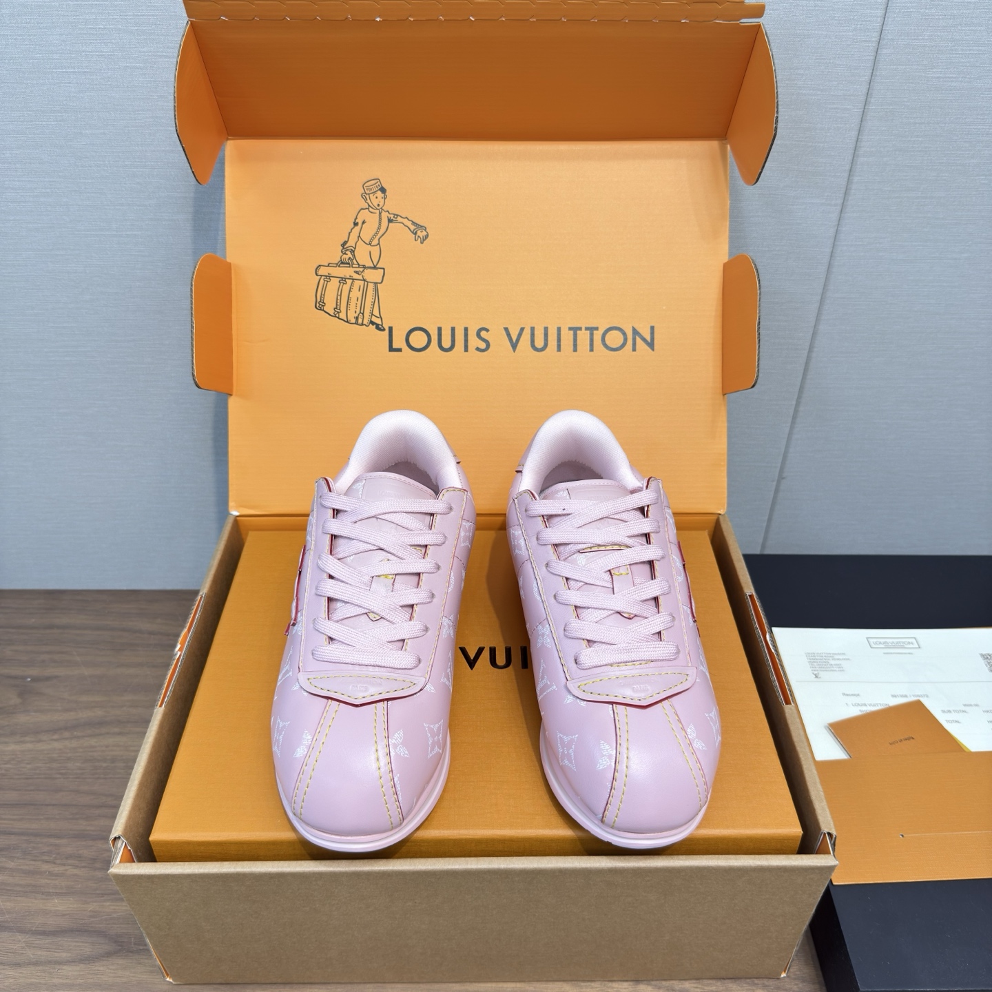 NO:543937,LV × Nigo creates new trends of FW25 bread shoes couple casual shoes top version Louis Vuitton 2025 autumn and winter series join hands with Pharrell and Nigo to launch a new shoe model, reshaping the classic with the texture of 'ButterSoft'. The series of shoes have a variety of colors, from classic black and brown to fresh pink and white, meeting different styles. The iconic LV logo and simple shoe shape are blended with, and the leather material is specially treated to present a soft and delicate touch like butter, taking into account fashion and comfort. In terms of matching, trendy items such as plaid denim are adapted to show the collision between street and high-end fashion. This cooperation continues the understanding of trend culture between both parties and injects fresh blood into the LV shoe line. Fabric: Original customized mixed sheepskin inner  : Imported breathable net Sole: Original mold-opening anti-slip TPU + wear-resistant velvet foam Sole thick 3CM Size: Women's 35-40 / Men's 39-45, casual shoes/sports shoes, louis vuitton, louis vuitton, sneakers, sheepskin19860909LV × Nigo 打造 FW25 潮流新势力 面包鞋 情侣休闲鞋 顶级版本  Louis Vuitton 2025 秋冬系列携手 Pharrell 与 Nigo 推出全新鞋款,以 “ButterSoft” 质感重塑经典. 系列鞋款配色多元,从经典黑棕到清新粉白,满足不同风格需求.标志性 LV 标识与简约鞋型融合,皮革材质经特殊处理,呈现如黄油般柔软细腻的触感,兼顾时尚与舒适. 搭配方面,格纹牛仔等潮流单品与之适配,展现街头与高端时尚的碰撞.此次合作延续双方对潮流文化的理解,为 LV 鞋履线注入新鲜血液. 面料 : 原版定制混种绵羊皮 内里 : 进口透气网里 鞋底 : 原版开模防滑TPU+耐磨绒发泡 底厚 3CM Size : 女款35-40 / 男款39-45,休闲鞋/运动鞋,louis vuitton,louis vuitton,sneakers,sheepskin,Women's Shoes