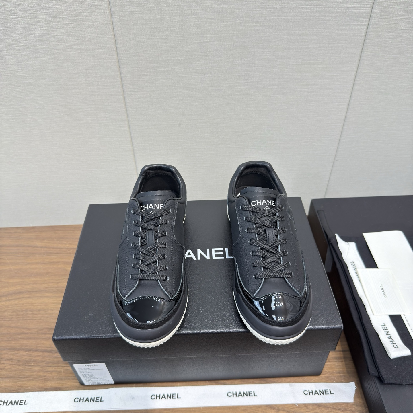 NO:543934,Chanel 25k new panda casual sneakers, German training shoes, top version, Xiaoxiang's casual sneakers this season, full of shit, super comfortable to wear, INS. Various social platforms, bursting wildly!  Classic design, various craftsmanship and electric embroidery styles on the upper, the sole is fashionable, light and sporty, and it is an extraordinary variety of panda shoes color matching elements. The delivery counter is exquisitely packaged. Fabric: imported high mercerized soft cowhide, original imported breathable net, sheepskin, sole original open mold TPU combination sole, sole thickness 2.5CM: women's 35-41, 40-41 customized, casual shoes/sports shoes, chanel, chanel, sneakers, cowhide, sheepskin19860909Chanel香奈儿25k 新款熊猫休闲运动鞋 德训鞋 顶级版本  小香这季休闲款运动鞋 踩屎感十足 上脚超舒服的,刷爆小红书 INS.各种社交平台,疯狂爆发！经典设计 鞋面多种工艺电绣的风格 大底却时尚轻盈运动 不平凡的拥入了多种熊猫鞋配色元素 配送专柜精美包装 面料:进口高丝光软牛皮 内里原版进口透气网,羊皮 鞋底原版开模TPU组合大底 底厚2.5CM Size: 女款35-41,40-41订做,休闲鞋/运动鞋,chanel,chanel,sneakers,cowhide,sheepskin,Women's Shoes