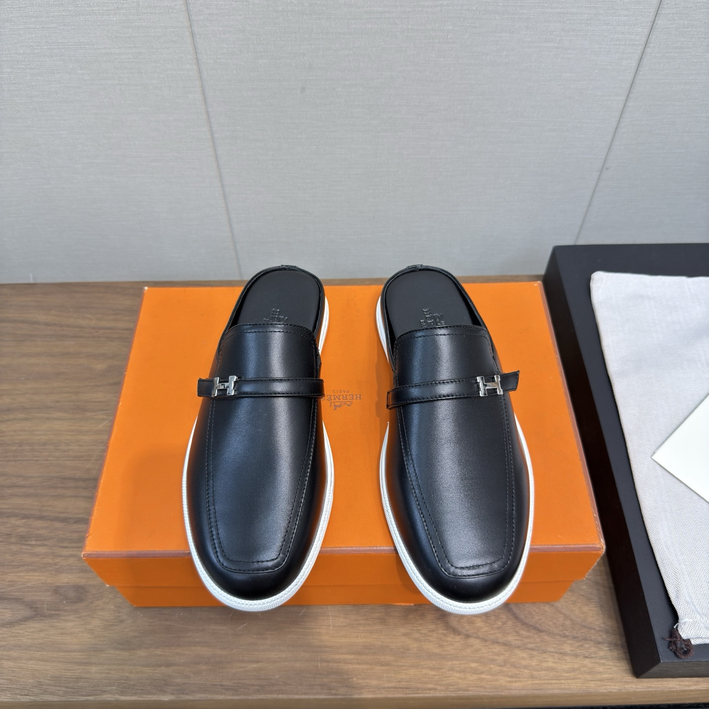NO:543931,Hermes 25 hermes Groupie H buckle mules half slippers High-version, men's 10 The counter's out-of-stock king, super chicken hot style, unrivaled feet, groupie mules h buckle and calfskin, suede paired with mini silver Paris shoe buckle and contrasting piping, the real thing is super beautiful, upper: cowhide suede original mold opening fabric, inner foot pad: sheepskin, outsole: Italian leather outsole, original packaging. Size: 35-41, 39-45, 41 women, 45 men's order, semi-torch, hermes, hermes, slippers, cowhide, sheepskin, chamois leather, Leather soles19860909爱马仕25款 hermes GroupieH扣穆勒鞋半拖鞋 高版本,男款10 专柜的断货王,超鸡爆款,脚感无敌了,groupie 穆勒鞋h扣和小牛皮,麂皮 搭配迷你银色Paris鞋扣和撞色滚边,实物超美,鞋面:牛皮 麂皮 原版开模布料,内里垫脚:羊皮, 大底:意大利真皮大底,原版包装. 码数:35-41,39-45 ,41女,45男订,半拖,hermes,hermes,slippers,cowhide,sheepskin,chamois leather,Leather soles,Women's Shoes